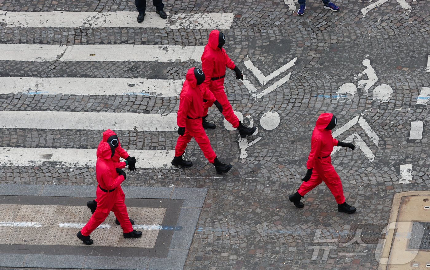 본문 이미지 - 1일(현지시간) 프랑스 파리 샹젤리제 거리에서 열린 넷플릭스 오리지널 시리즈 ‘오징어게임’ 재현 현장 이벤트에서 참가자들이 드라마 속 게임인 ‘무궁화꽃이 피었습니다’에 참여하고 있다.  2024.12.2/뉴스1 ⓒ News1 이준성 기자