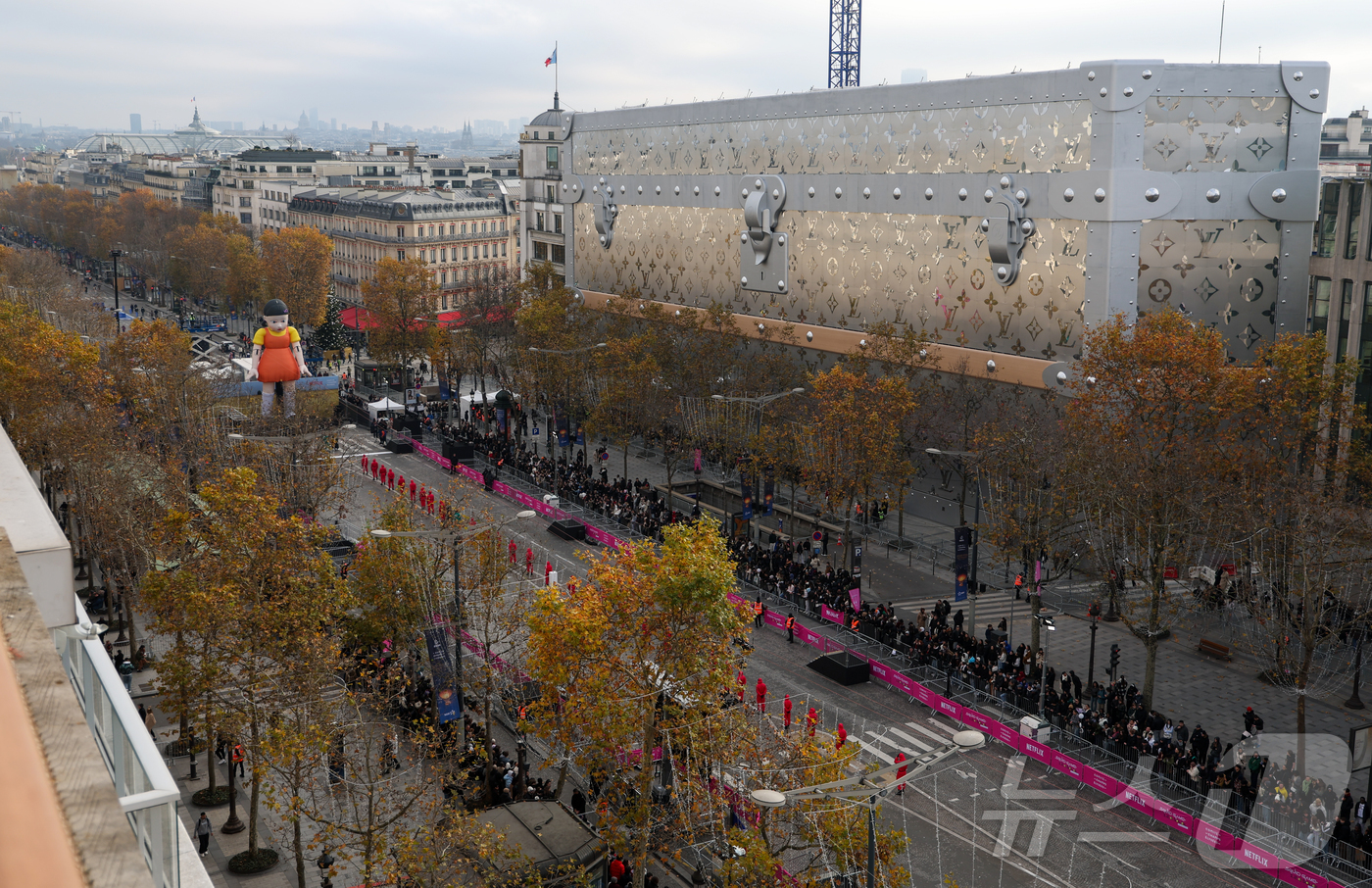 (파리=뉴스1) 이준성 기자 = 1일(현지시간) 프랑스 파리 샹젤리제 거리에서 열린 넷플릭스 오리지널 시리즈 '오징어게임' 재현 현장 이벤트에서 드라마 속 게임인 '무궁화 꽃이 피 …