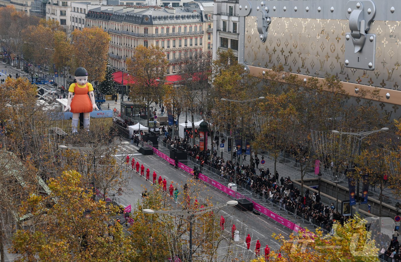 본문 이미지 - 1일(현지시간) 프랑스 파리 샹젤리제 거리에서 열린 넷플릭스 오리지널 시리즈 ‘오징어게임’ 재현 현장 이벤트에서 참가자들이 드라마 속 게임인 ‘무궁화꽃이 피었습니다’에 참여하고 있다.  2024.12.2/뉴스1 ⓒ News1 이준성 기자