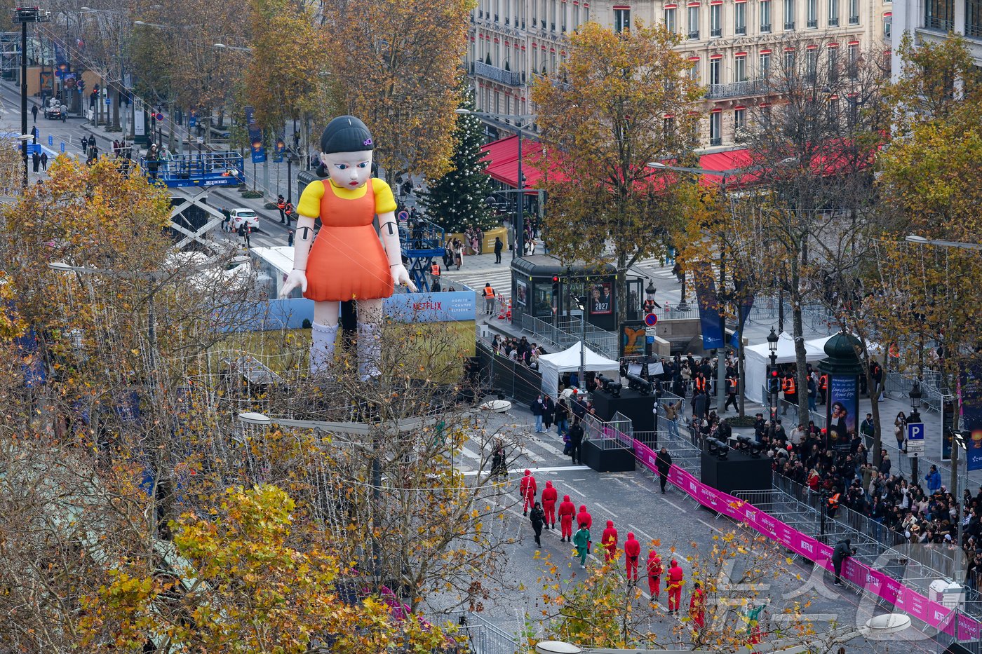 본문 이미지 - 1일(현지시간) 프랑스 파리 샹젤리제 거리에서 열린 넷플릭스 오리지널 시리즈 ‘오징어게임’ 재현 현장 이벤트에서 참가자들이 드라마 속 게임인 ‘무궁화꽃이 피었습니다’에 참여하고 있다.  2024.12.2/뉴스1 ⓒ News1 이준성 기자