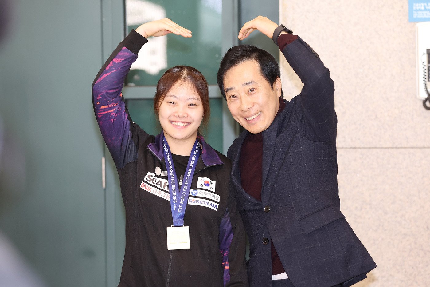 본문 이미지 - 유남규 한국거래소 감독(오른쪽)과 유예린(대한탁구협회 제공) 