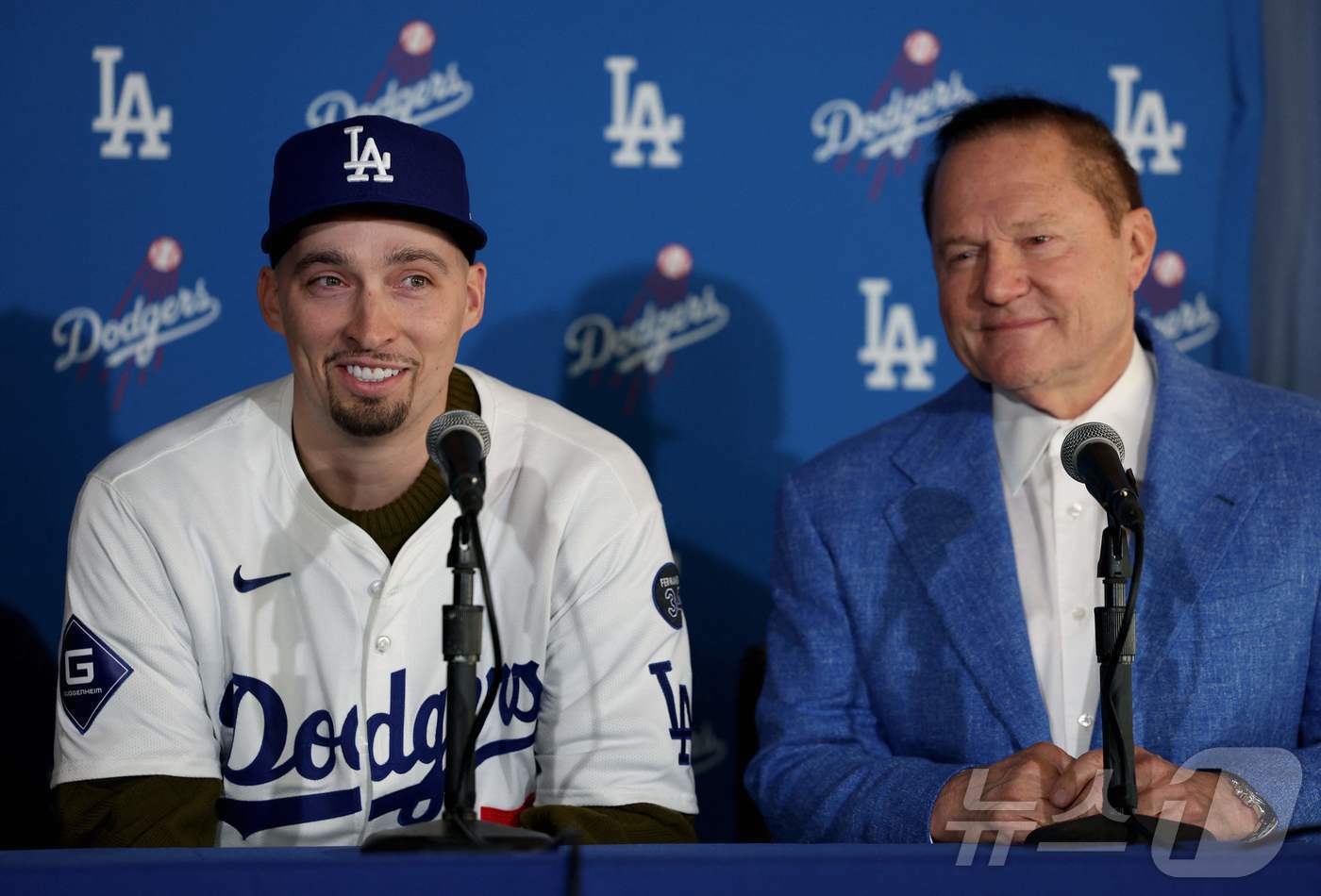 본문 이미지 - 블레이크 스넬&#40;왼쪽&#41;의 LA 다저스 입단식에 함께한 보라스&#40;오른쪽&#41; ⓒ AFP=뉴스1