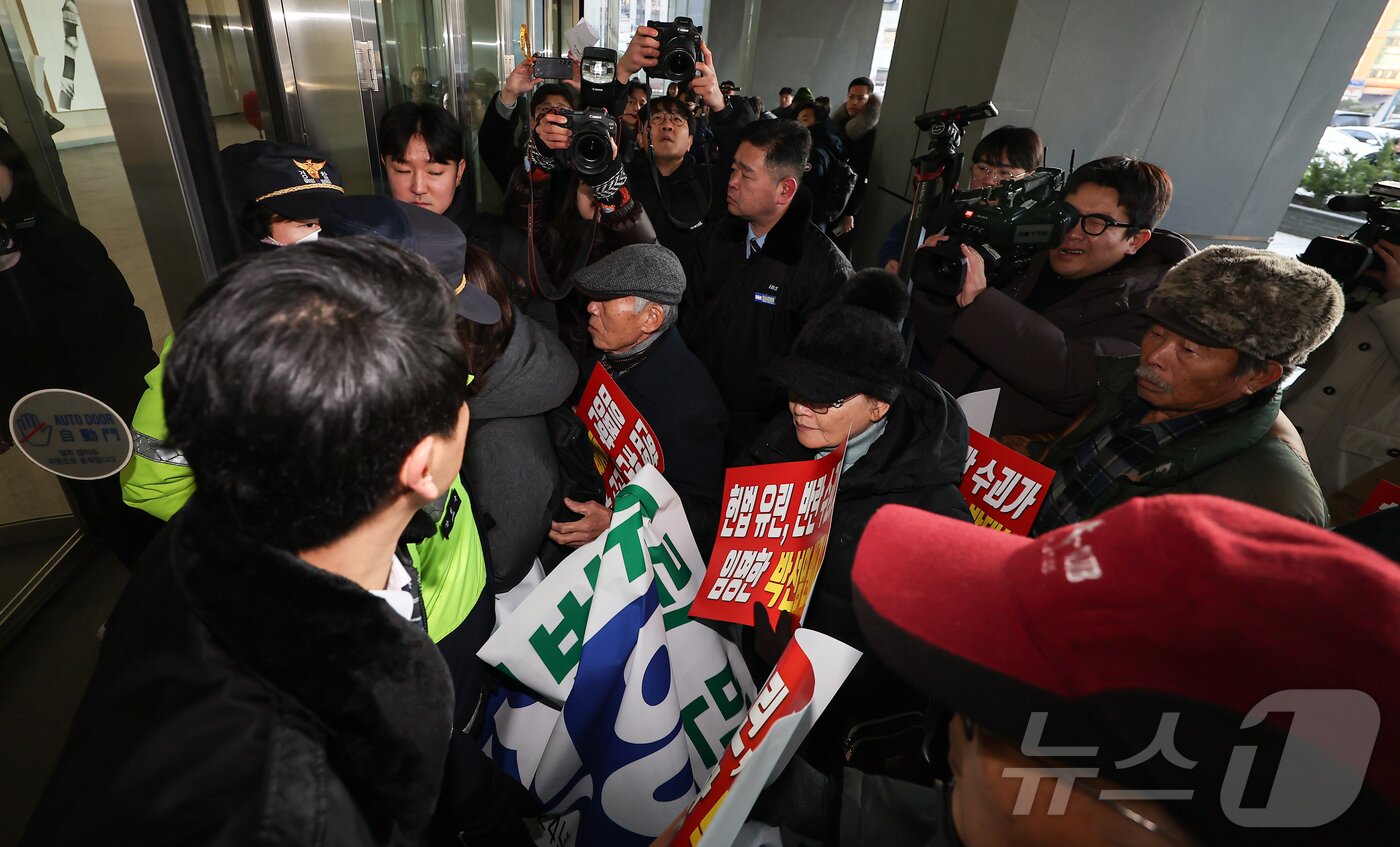 본문 이미지 - 국가폭력피해범국민연대 회원들이 10일 제3대 진실화해위원회 박선영 위원장 취임식이 열리는 서울 중구 진실화해위원회 앞에서 박 위원장 취임 반대 기자회견을 마치고 취임식 참석하려다 경찰에 제지 당하고 있다. 2024.12.10/뉴스1 ⓒ News1 김도우 기자