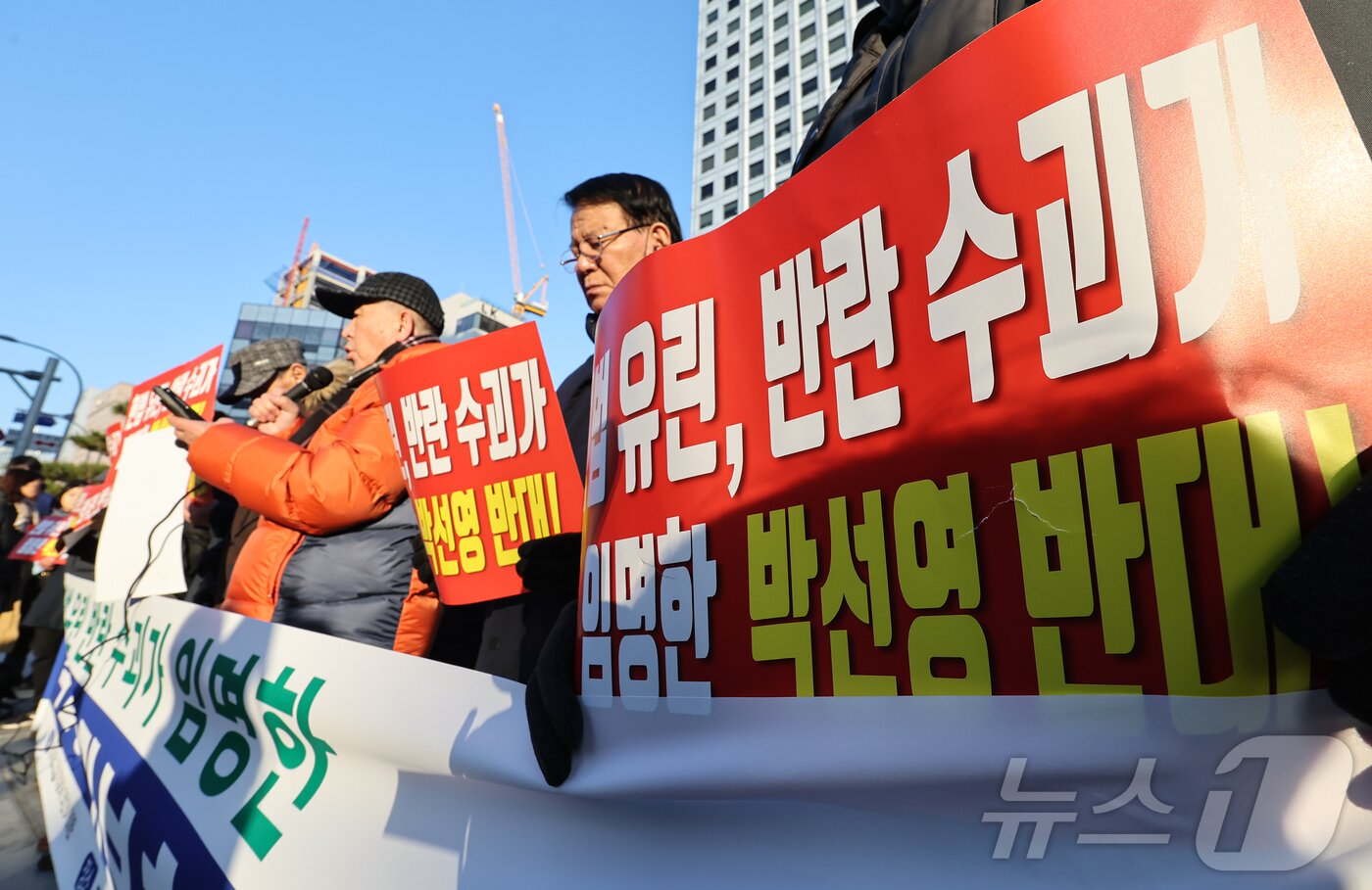 본문 이미지 - 국가폭력피해범국민연대 회원들이 10일 제3대 진실화해위원회 박선영 위원장 취임식이 열리는 서울 중구 진실화해위원회 앞에서 박 위원장 취임 반대 기자회견을 하고 있다. 2024.12.10/뉴스1 ⓒ News1 김도우 기자