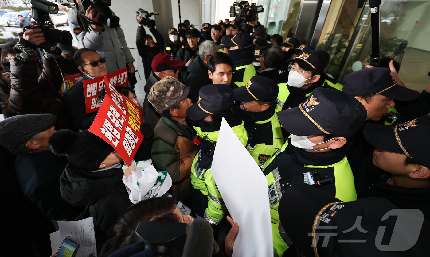 본문 이미지 - 국가폭력피해범국민연대 회원들이 10일 제3대 진실화해위원회 박선영 위원장 취임식이 열리는 서울 중구 진실화해위원회 앞에서 박 위원장 취임 반대 기자회견을 마치고 취임식 참석에 참석하려다 경찰에 제지 당하고 있다. 2024.12.10/뉴스1 ⓒ News1 김도우 기자