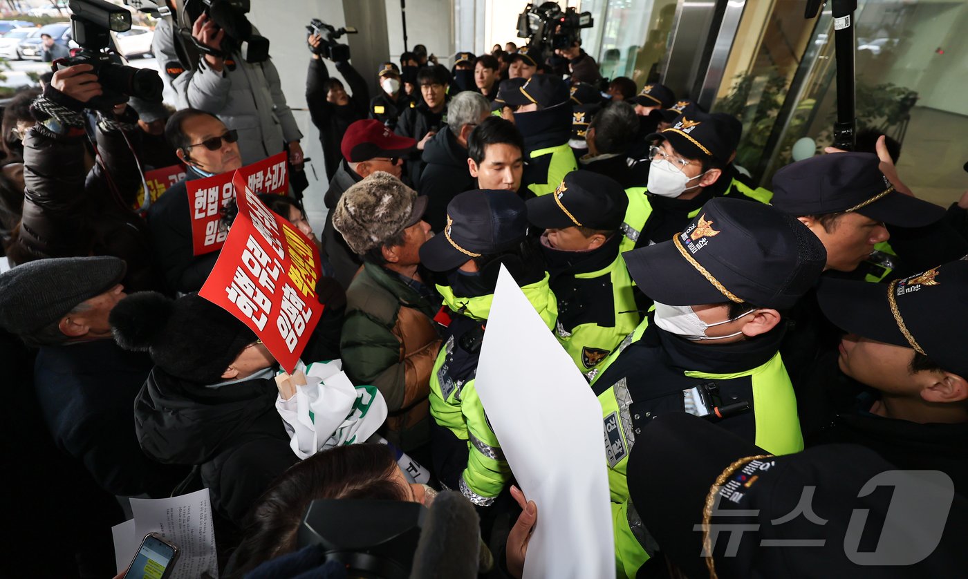 국가폭력피해범국민연대 회원들이 10일 제3대 진실화해위원회 박선영 위원장 취임식이 열리는 서울 중구 진실화해위원회 앞에서 박 위원장 취임 반대 기자회견을 마치고 취임식 참석에 참석하려다 경찰에 제지 당하고 있다. 2024.12.10/뉴스1 ⓒ News1 김도우 기자