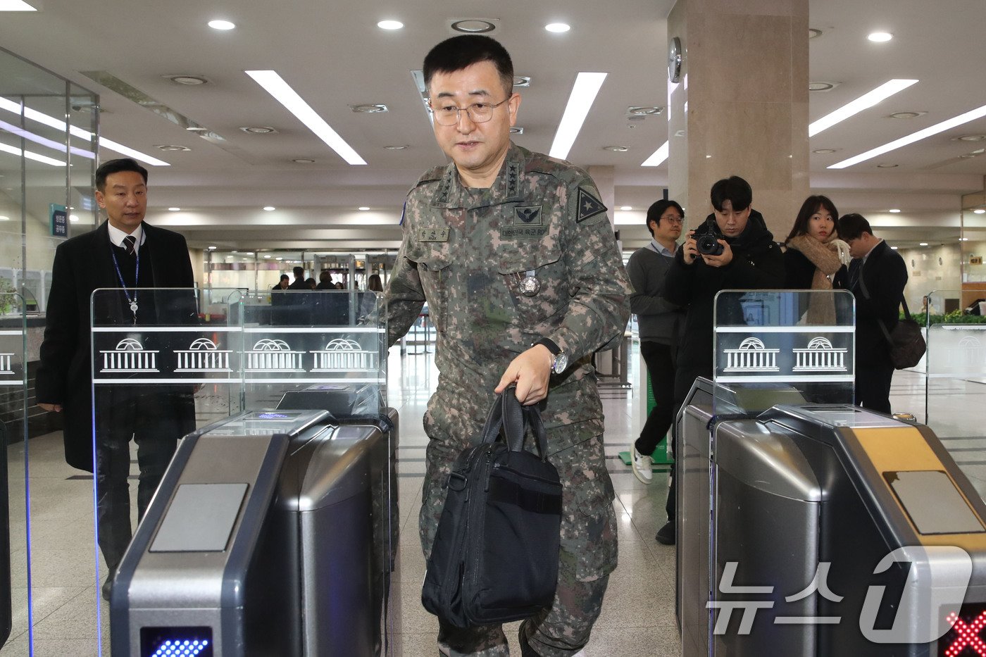 박안수 육군참모총장&#40;전 계엄사령관&#41;이 10일 오전 국방위원회 전체회의에 출석하기 위해 서울 여의도 국회에 도착하고 있다. 2024.12.10/뉴스1 ⓒ News1 이광호 기자