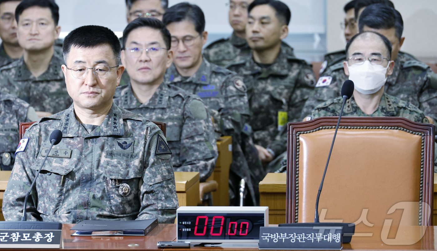 본문 이미지 - 계엄군의 국회 진입 과정에서 윤석열 대통령에게 직접 전화를 받았다고 밝힌 이진우 전 수도방위사령관(왼쪽)과 곽종근 특전사령관, 박안수 육군참모총장(전 계엄사령관) 등이 10일 오전 서울 여의도 국회 국방위원회에서 열린 계엄 관련 긴급 현안질의에 출석해 있다. 2024.12.10/뉴스1 ⓒ News1 안은나 기자