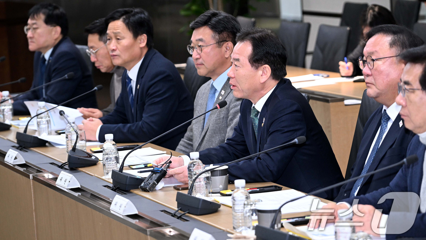 (서울=뉴스1) 송원영 기자 = 10일 서울 중구 한국은행 본부에서 열린 야3당 긴급 경제상황 현장점검 회의에서 정태호 국회 기획재정위원회 간사가 모두 발언을 하고 있다. (공동취 …