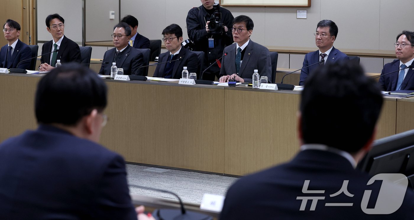 이창용 한국은행 총재가 10일 서울 중구 한국은행 본부에서 열린 야3당 긴급 경제상황 현장점검 회의에서 모두 발언을 하고 있다. &#40;공동취재&#41; 2024.12.10/뉴스1 ⓒ News1 송원영 기자