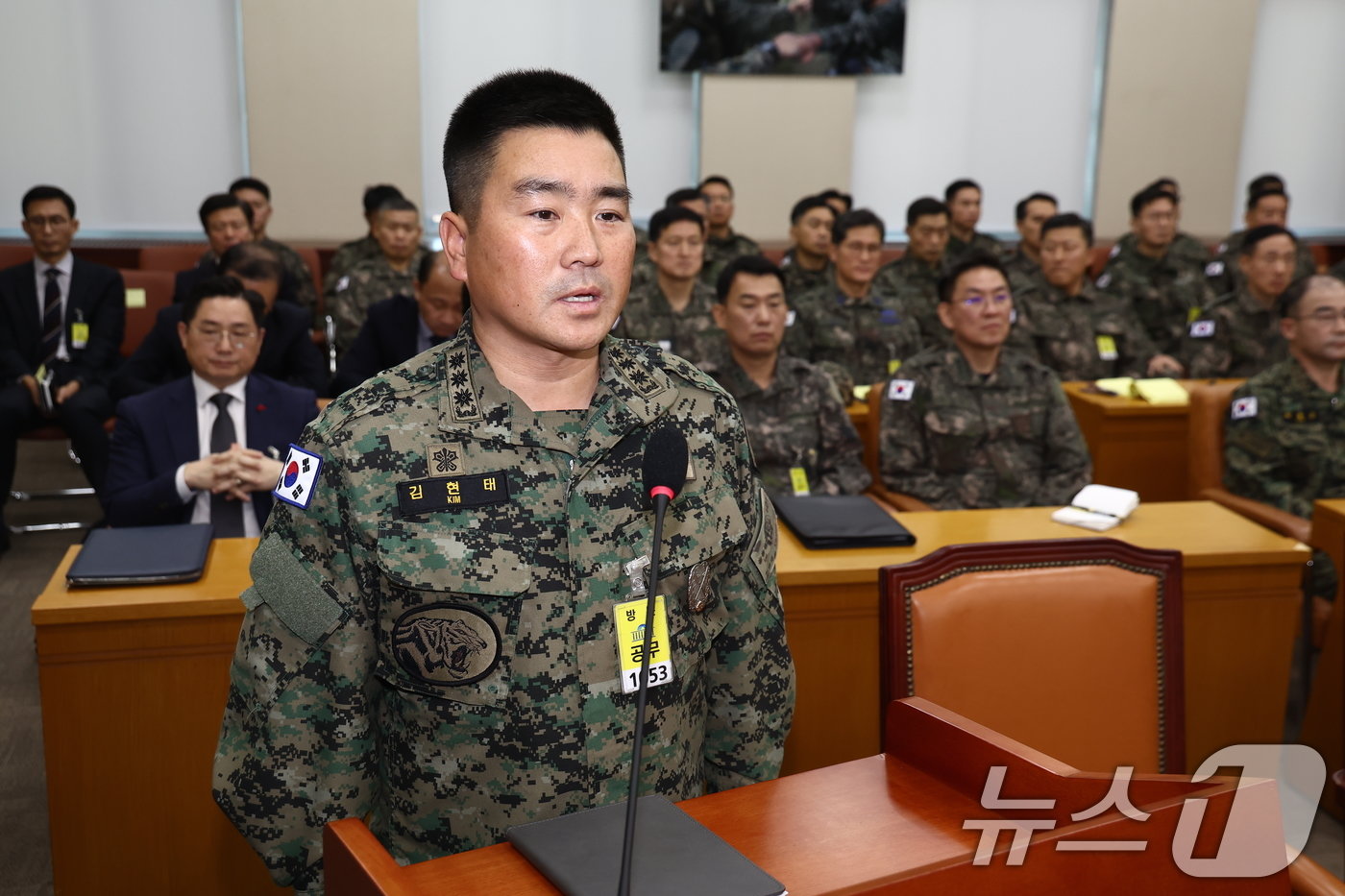 본문 이미지 - 김현태 특전사 제707특수임무단 단장이 10일 오전 서울 여의도 국회 국방위원회에서 열린 계엄 관련 긴급 현안질의에서 위원 질의에 답하고 있다. 2024.12.10/뉴스1 ⓒ News1 김민지 기자