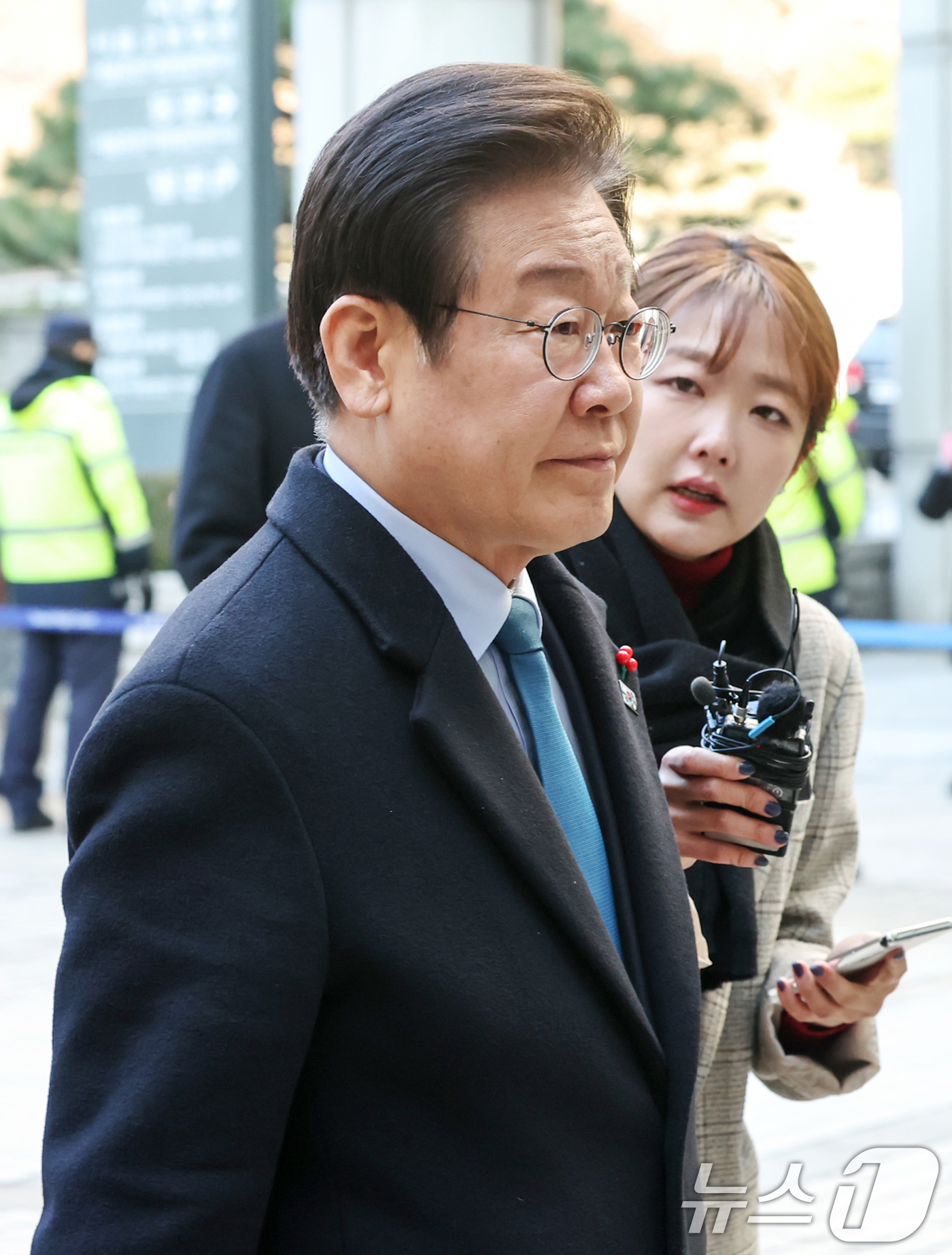 (서울=뉴스1) 민경석 기자 = 이재명 더불어민주당 대표가 10일 오전 서울 서초구 서울중앙지방법원에서 열린 '대장동 배임·성남FC 뇌물' 혐의 관련 공판에 출석하고 있다. 202 …