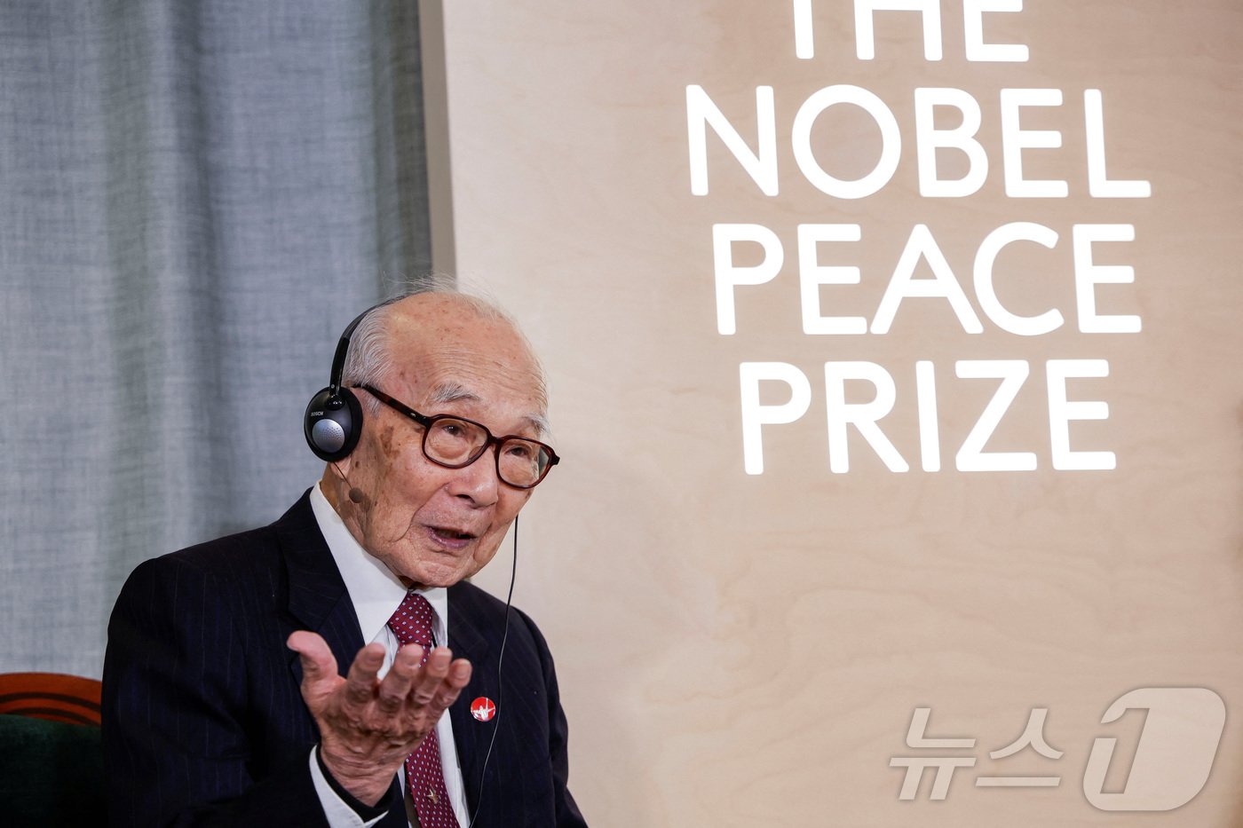 본문 이미지 - 9일&#40;현지시간&#41; 노르웨이 오슬로에서 노벨 평화상 수상자인 니혼 히단쿄의 다나카 데루미 대표위원이 언론의 질문에 답변하고 있다. 2024.12.10/ ⓒ 로이터=뉴스1 ⓒ News1 권진영 기자