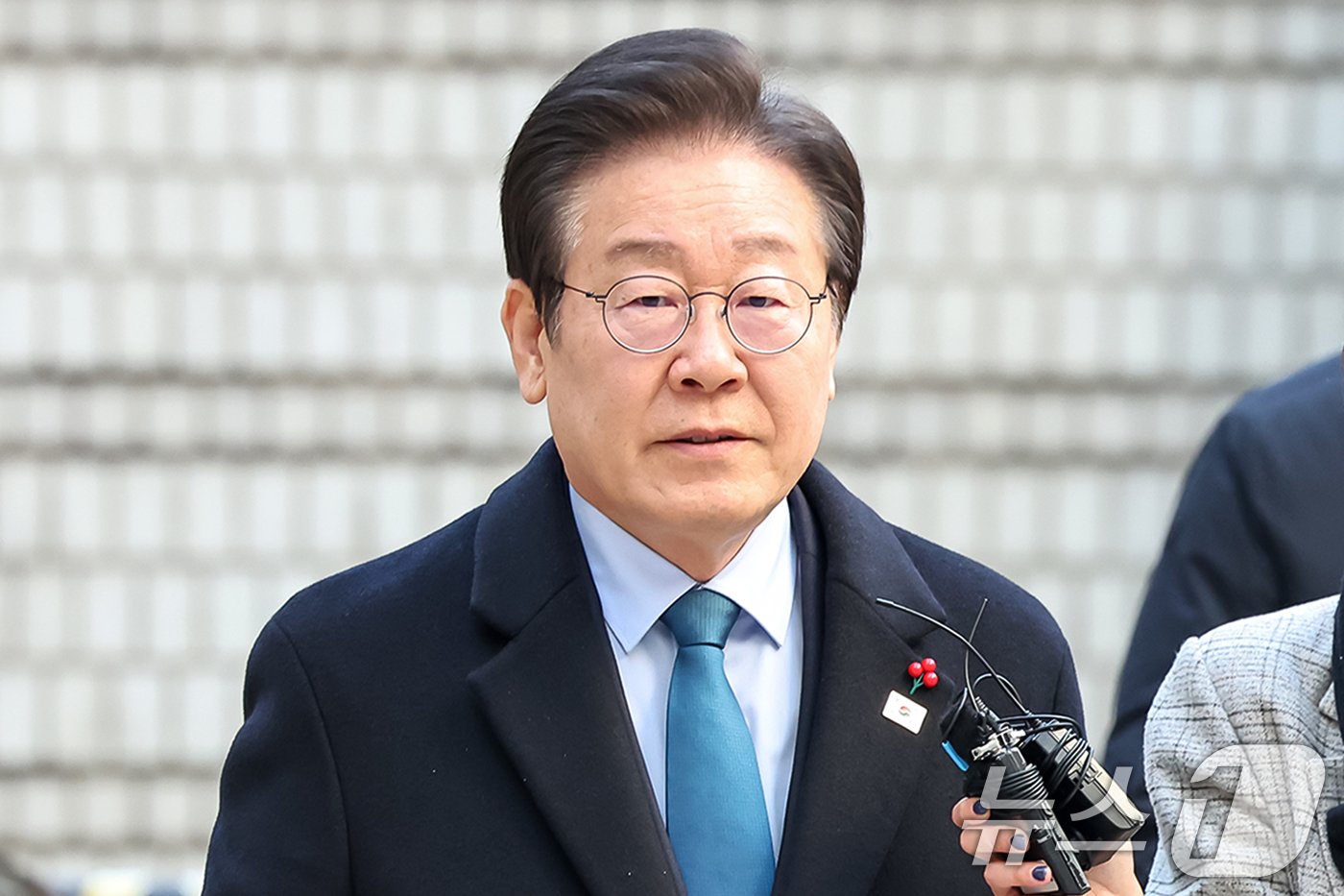 본문 이미지 - 이재명 더불어민주당 대표가 10일 오전 서울 서초구 서울중앙지방법원에서 열린 &#39;대장동 배임·성남FC 뇌물&#39; 혐의 관련 공판에 출석하고 있다. 2024.12.10/뉴스1 ⓒ News1 민경석 기자