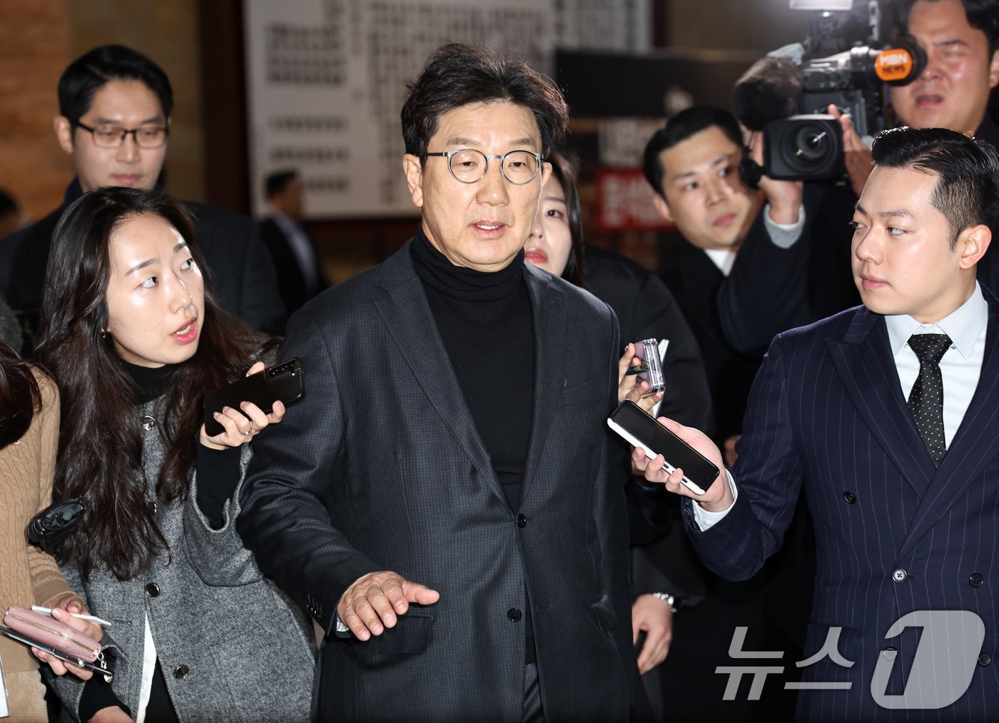 본문 이미지 - 권성동 국민의힘 의원이 10일 오전 서울 여의도 국회 예결위 회의장에서 열린 비상의원총회에 참석하고 있다. 2024.12.10/뉴스1 ⓒ News1 구윤성 기자