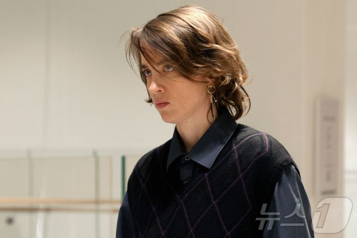 본문 이미지 - 9일&#40;현지시간&#41; 영화감독 크리스토프 뤼지아에 의해 성폭행을 당한 사건을 폭로해 프랑스 영화계의 &#39;미투 운동&#39;을 촉발시킨 배우 아델 에넬이 휴식시간 중 파리 법정을 나서고 있다. 2024.12.09 ⓒ AFP=뉴스1 ⓒ News1 김지완 기자