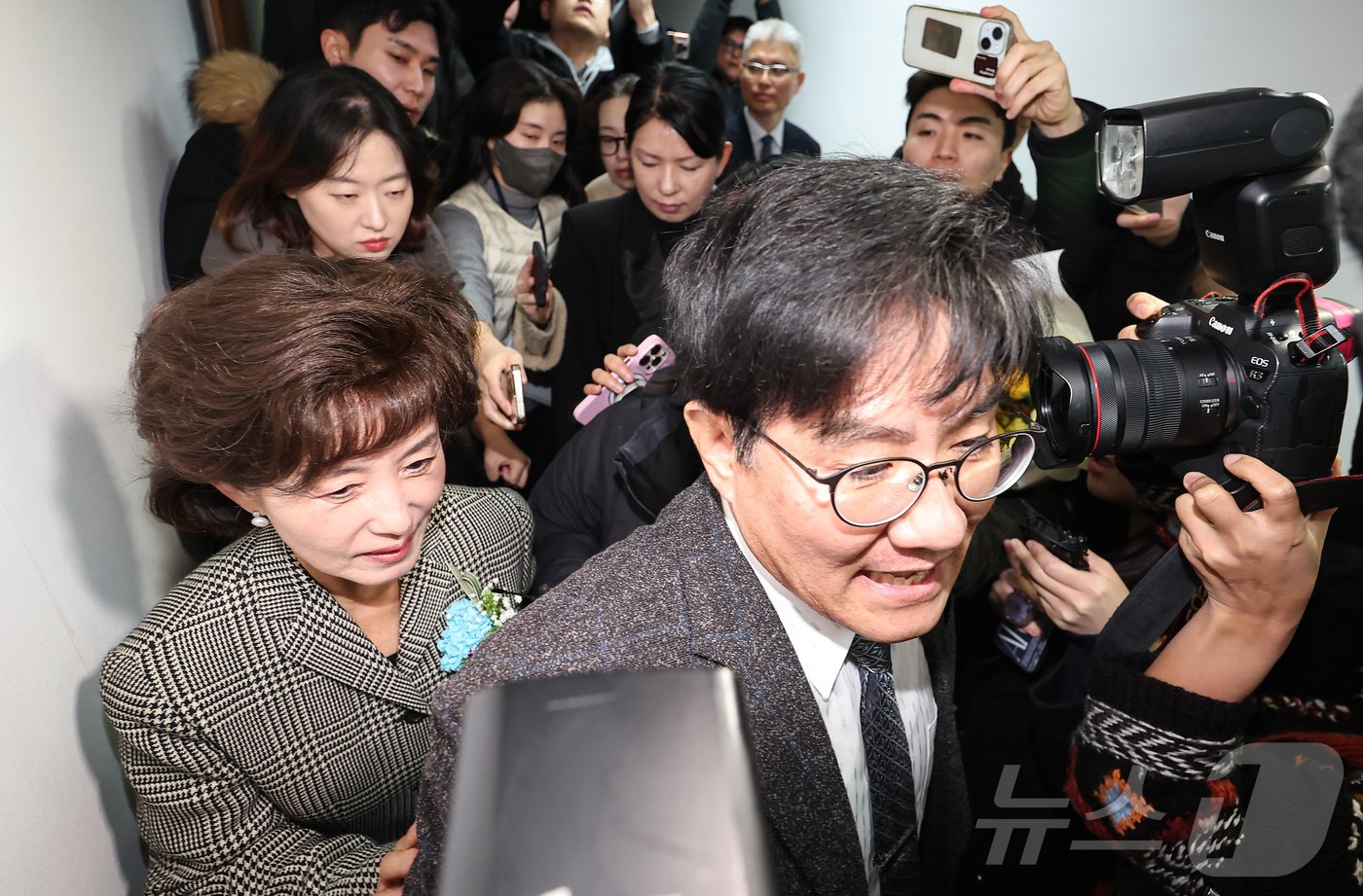 본문 이미지 - 박선영 신임 진실·화해를위한과거사정리위원회&#40;진실화해위&#41; 위원장이 10일 오전 서울 중구 진실화해위에서 열린 취임식을 마치고 취재진의 질문을 받고 있다. 2024.12.10/뉴스1 ⓒ News1 김도우 기자