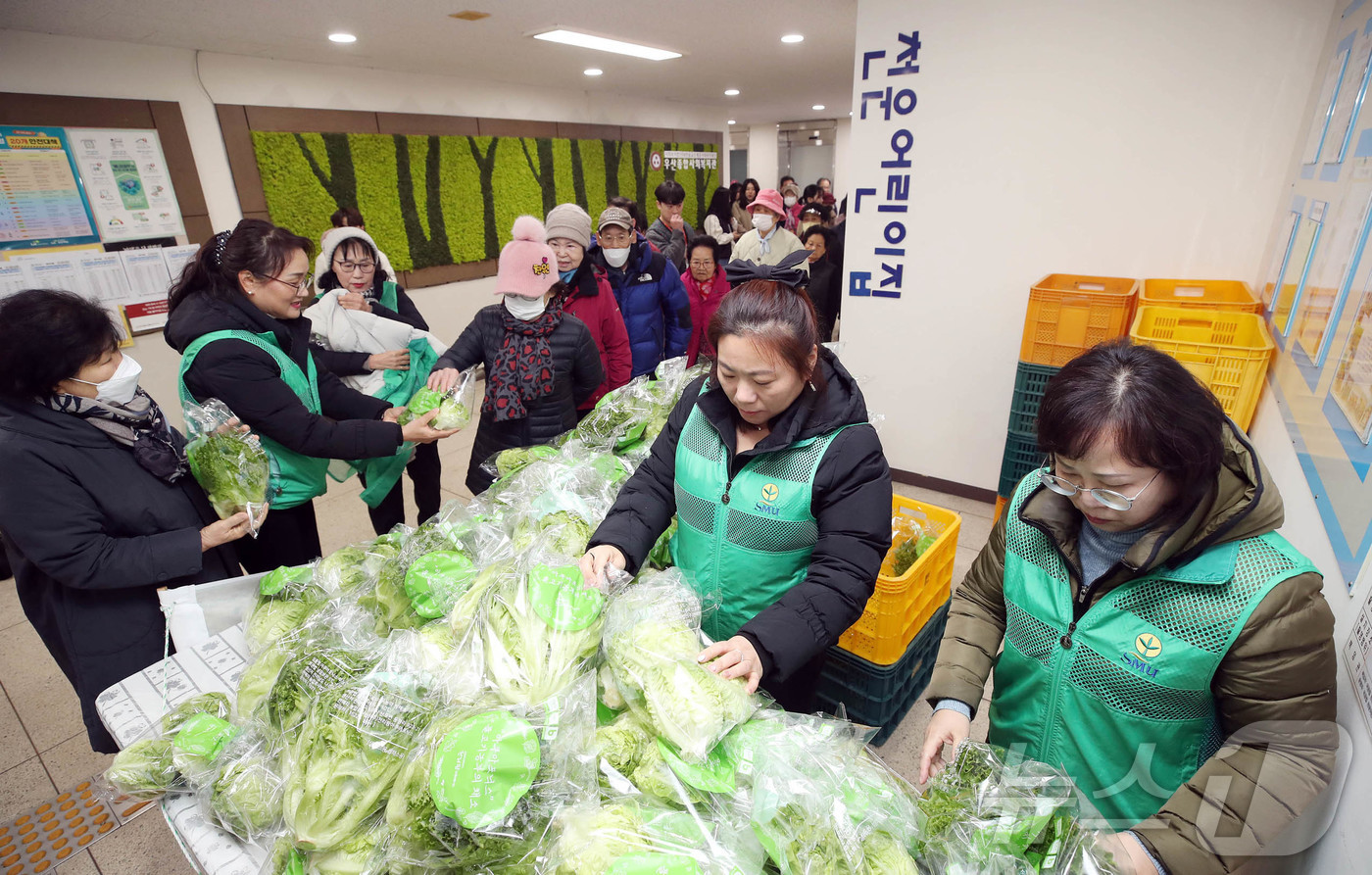 (광주=뉴스1) 박지현 기자 = 10일 광주 북구 우산동 주공3단지에서 열린 \'새마을 채식의 날 나눔 봉사\'에서 문인 북구청장과 새마을회원들이 주민들에게 친환경 농법으로 스마트 …