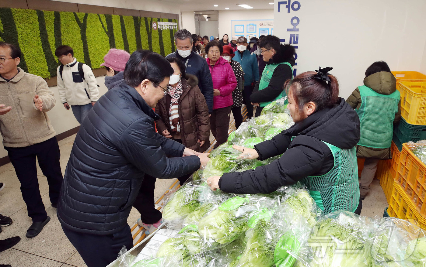 (광주=뉴스1) 박지현 기자 = 10일 광주 북구 우산동 주공3단지에서 열린 \'새마을 채식의 날 나눔 봉사\'에서 문인 북구청장과 새마을회원들이 주민들에게 친환경 농법으로 스마트 …