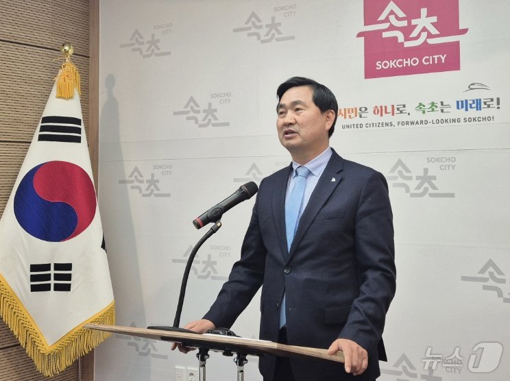 본문 이미지 - 더불어민주당 속초인제고성양양 지역위원회 김도균 위원장이 10일 속초시청 브리핑룸에서 기자회견을 갖고 윤석열 대통령과 탄핵과 이양수 국민의힘 국회의원의 탄핵안 찬성을 촉구하고 있다. 2024.12.10/뉴스1 ⓒ News1 윤왕근 기자