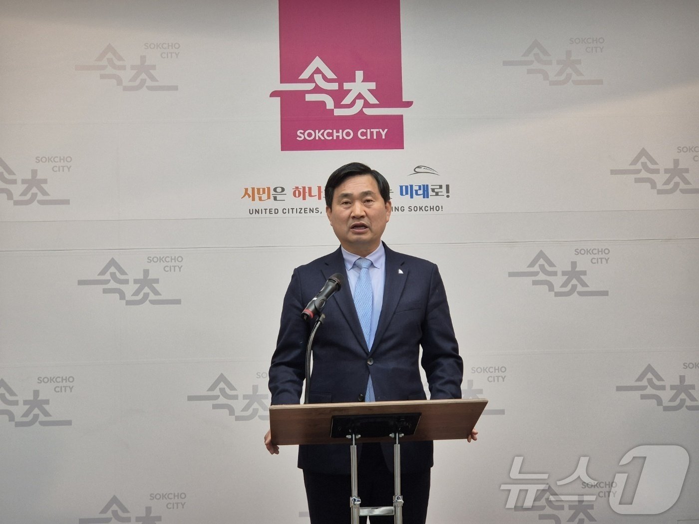 본문 이미지 - 더불어민주당 속초인제고성양양 지역위원회 김도균 위원장이 10일 속초시청 브리핑룸에서 기자회견을 갖고 윤석열 대통령과 탄핵과 이양수 국민의힘 국회의원의 탄핵안 찬성을 촉구하고 있다. 2024.12.10/뉴스1 ⓒ News1 윤왕근 기자