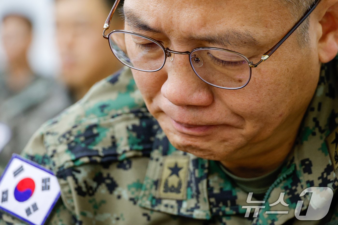 본문 이미지 - 비상계엄 당시 국회에 투입된 제1공수특전여단의 이상현 여단장이 10일 오전 서울 여의도 국회 국방위원회에서 열린 계엄 관련 긴급 현안질의에 출석해 눈물을 흘리고 있다. 2024.12.10/뉴스1 ⓒ News1 안은나 기자