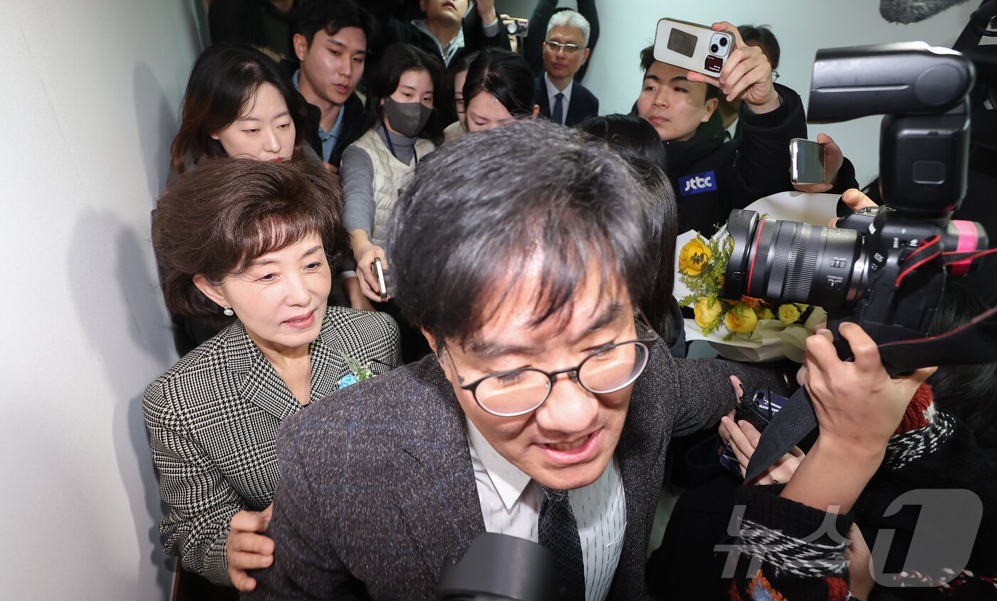 본문 이미지 - 박선영 신임 진실·화해를위한과거사정리위원회(진실화해위) 위원장이 10일 오전 서울 중구 진실화해위에서 열린 취임식을 마친 후 취재진의 질문을 받고 있다. 2024.12.10/뉴스1 ⓒ News1 김도우 기자