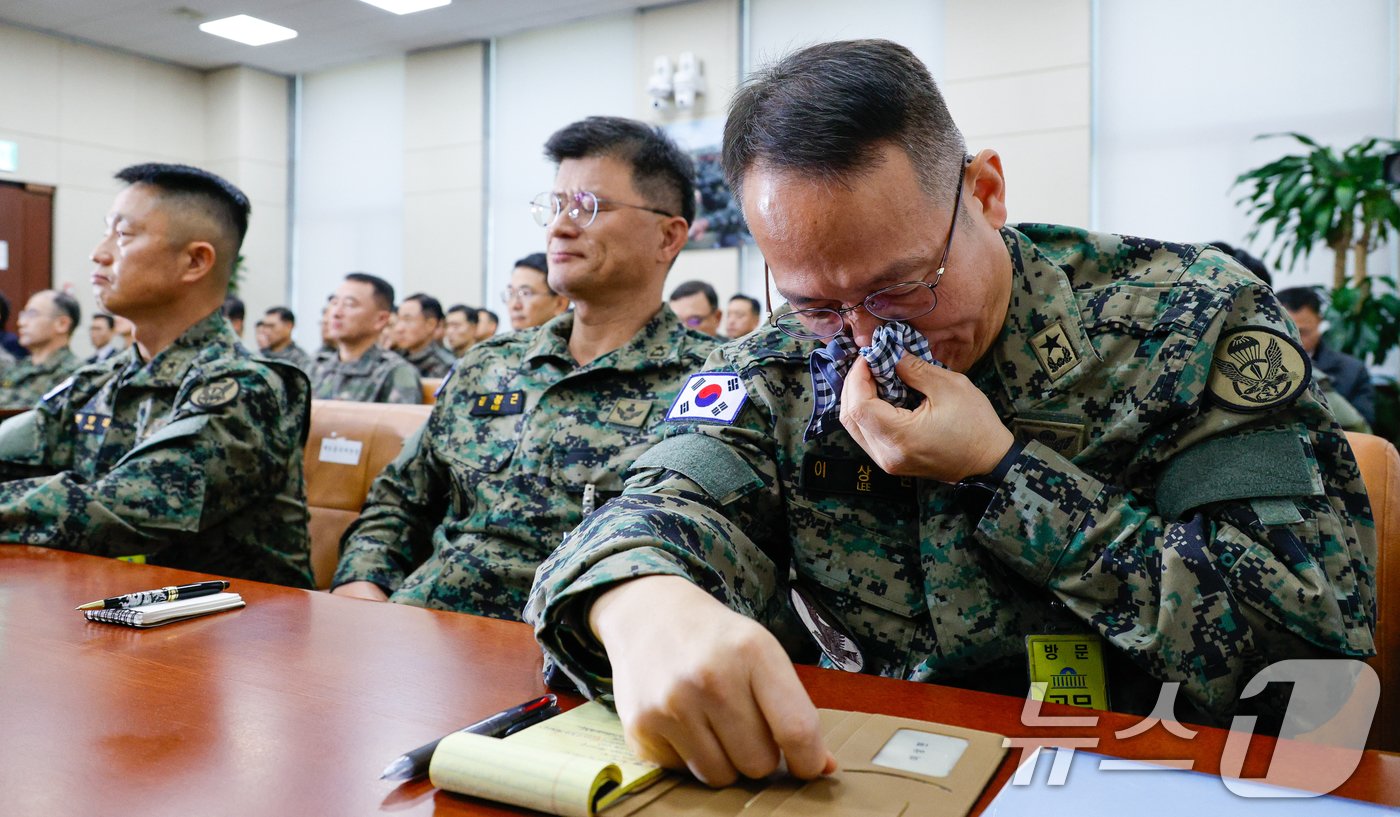 비상계엄 당시 국회에 투입된 제1공수특전여단의 이상현 여단장이 서울 여의도 국회 국방위원회에서 열린 계엄 관련 긴급 현안질의에 출석해 눈물을 흘리고 있다. 2024.12.10/뉴스1 ⓒ News1 안은나 기자