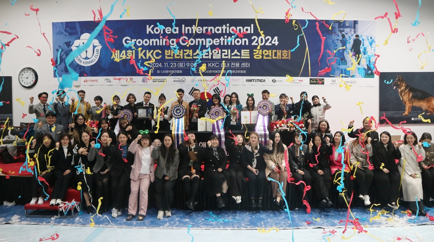 본문 이미지 - 2024 반려견 스타일리스트 국제경연대회 참가자들이 단체 사진을 찍고 있다. &#40;한국애견협회 제공&#41; ⓒ 뉴스1
