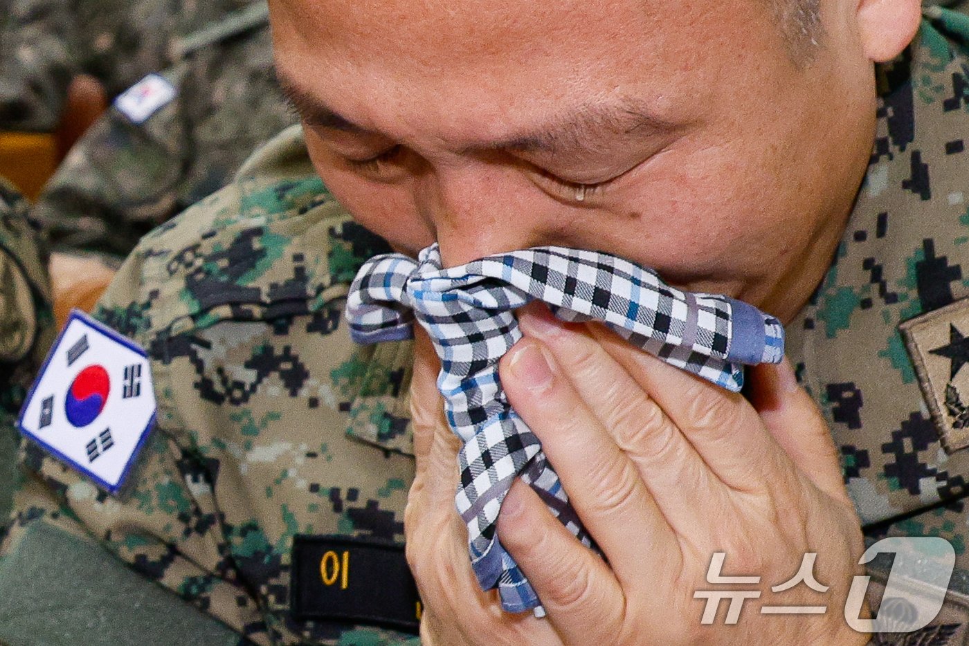 본문 이미지 - 비상계엄 당시 국회에 투입된 제1공수특전여단의 이상현 여단장이 10일 오전 서울 여의도 국회 국방위원회에서 열린 계엄 관련 긴급 현안질의에 출석해 눈물을 흘리고 있다. 2024.12.10/뉴스1 ⓒ News1 안은나 기자