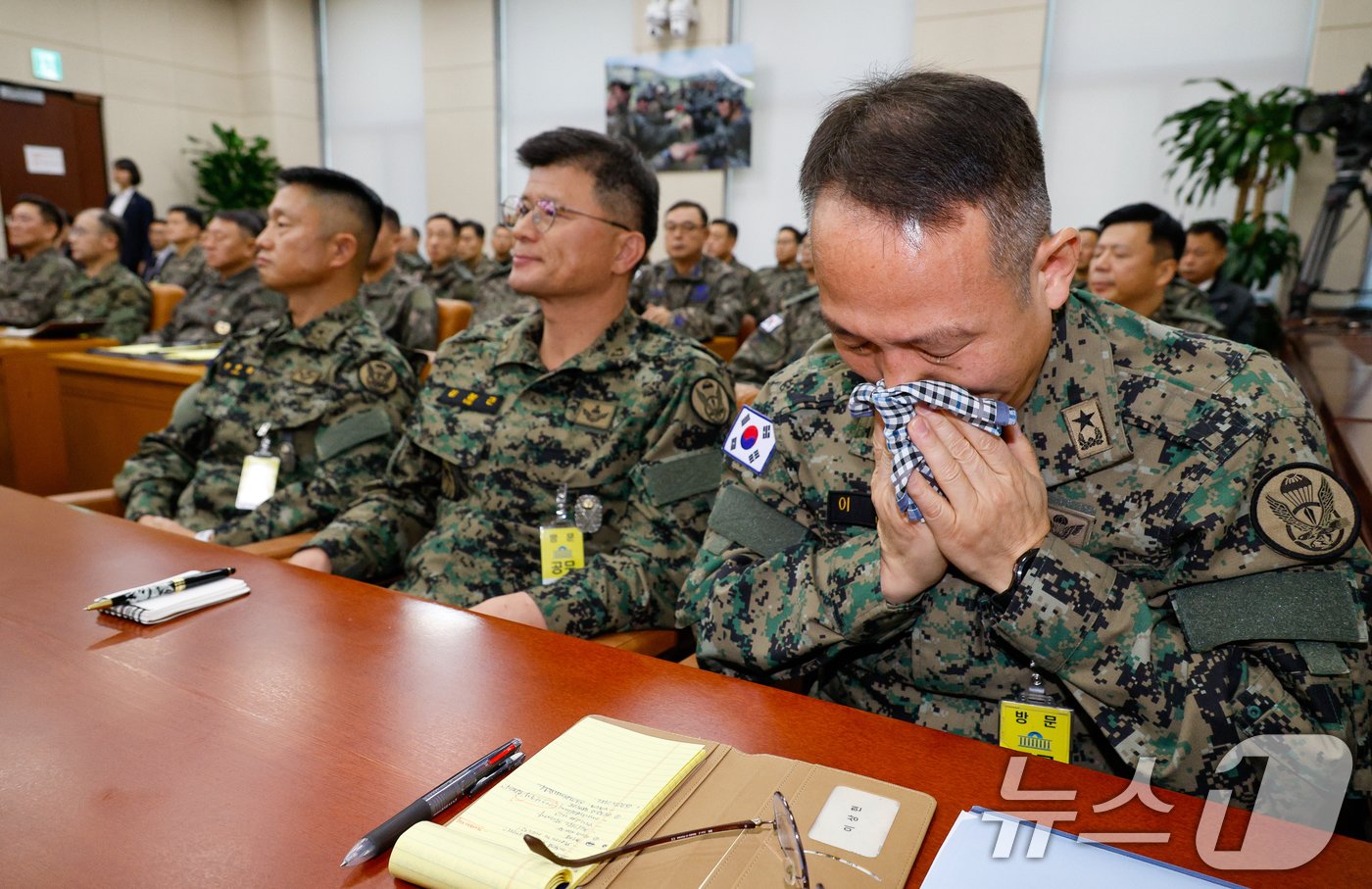본문 이미지 - 비상계엄 당시 국회에 투입된 제1공수특전여단의 이상현 여단장이 10일 오전 서울 여의도 국회 국방위원회에서 열린 계엄 관련 긴급 현안질의에 출석해 눈물을 흘리고 있다. 2024.12.10/뉴스1 ⓒ News1 안은나 기자