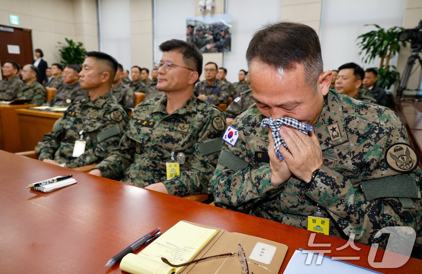 비상계엄 당시 국회에 투입된 제1공수특전여단의 이상현 여단장이 10일 오전 서울 여의도 국회 국방위원회에서 열린 계엄 관련 긴급 현안질의에 출석해 눈물을 흘리고 있다. 2024.12.10/뉴스1 ⓒ News1 안은나 기자