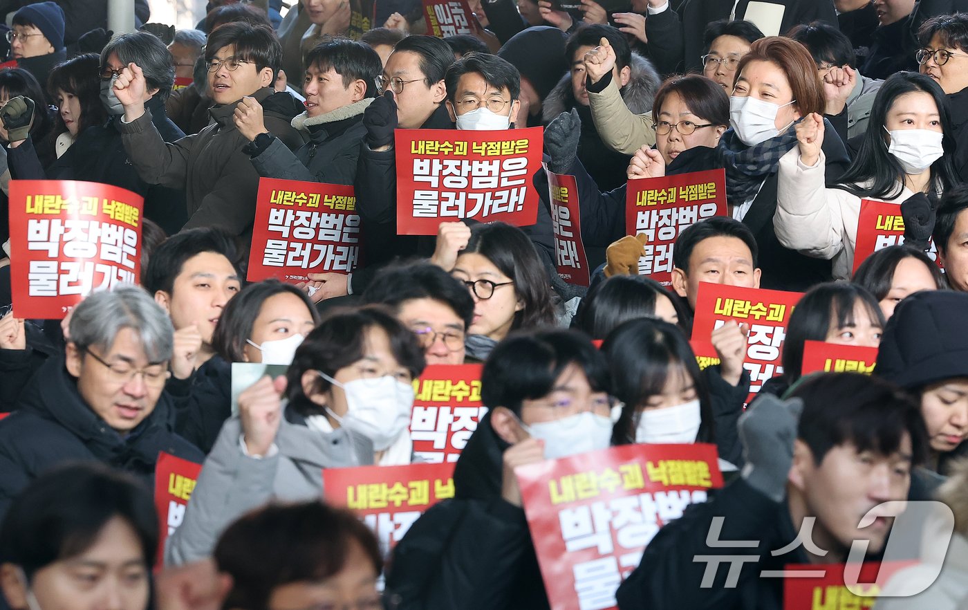 전국언론노조 KBS본부 조합원들이 박장범 KBS 신임 사장의 취임일인 10일 오전 서울 영등포구 여의도 KBS 신관 앞에서 박 신임 사장 거부와 공영방송 사수, 단체협약 쟁취 등을 내걸고 하루 파업 집회를 갖고 있다. 2024.12.10/뉴스1 ⓒ News1 김진환 기자