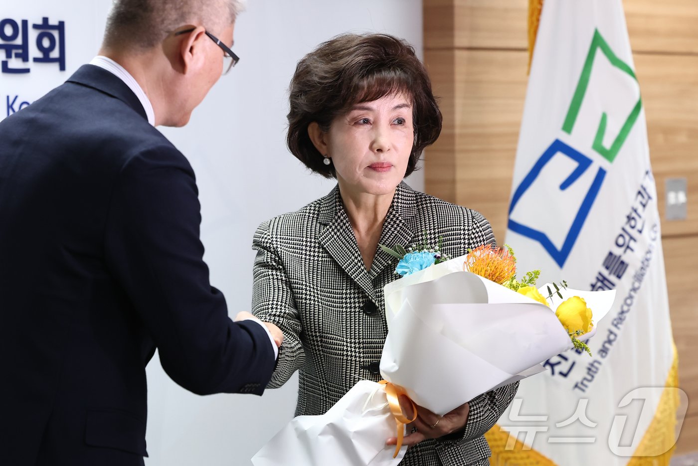 본문 이미지 - 박선영 신임 진실·화해를위한과거사정리위원회&#40;진실화해위&#41; 위원장이 10일 서울 중구 진실화해위에서 열린 취임식에서 직원에게 꽃다발을 받고 있다. 2024.12.10/뉴스1 ⓒ News1 김도우 기자