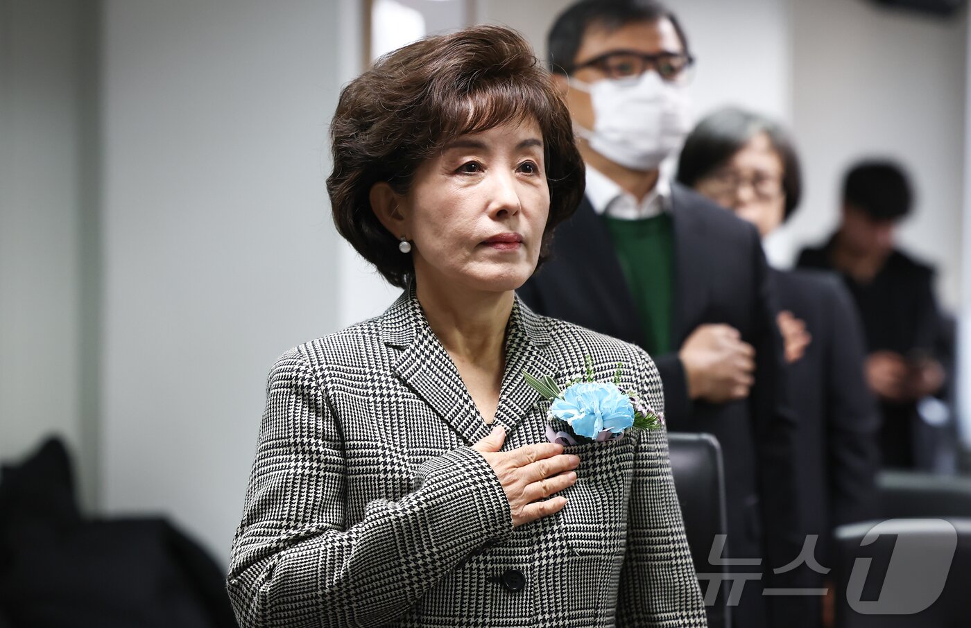 본문 이미지 - 박선영 신임 진실·화해를위한과거사정리위원회(진실화해위) 위원장이 10일 서울 중구 진실화해위에서 열린 취임식에 국민의례를 하고 있다. 2024.12.10/뉴스1 ⓒ News1 김도우 기자