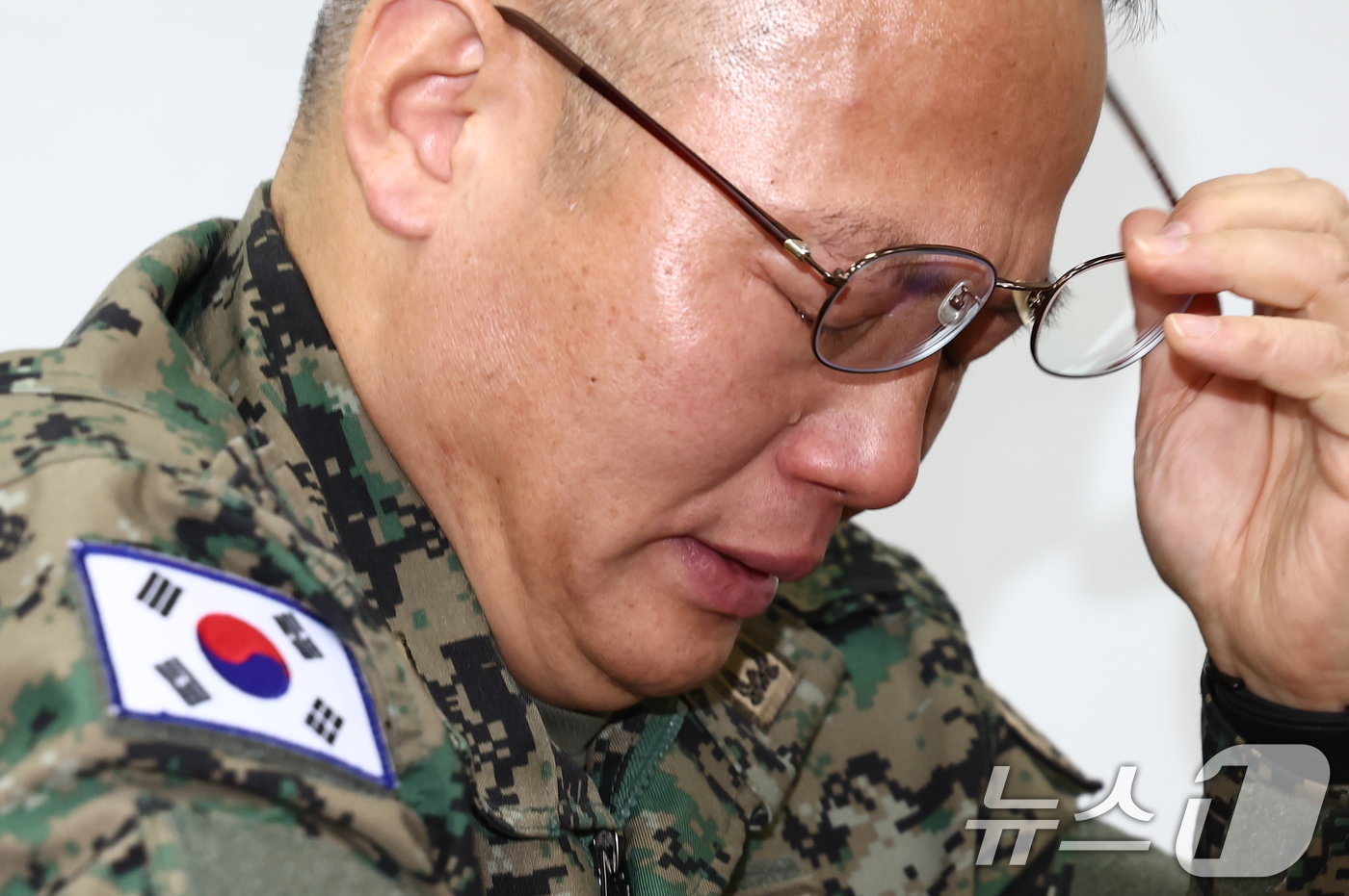 본문 이미지 - 이상현 제1공수여단장이 10일 오전 서울 여의도 국회 국방위원회에서 열린 계엄 관련 긴급 현안질의에 출석해 눈물을 흘리고 있다. 2024.12.10/뉴스1 ⓒ News1 김민지 기자