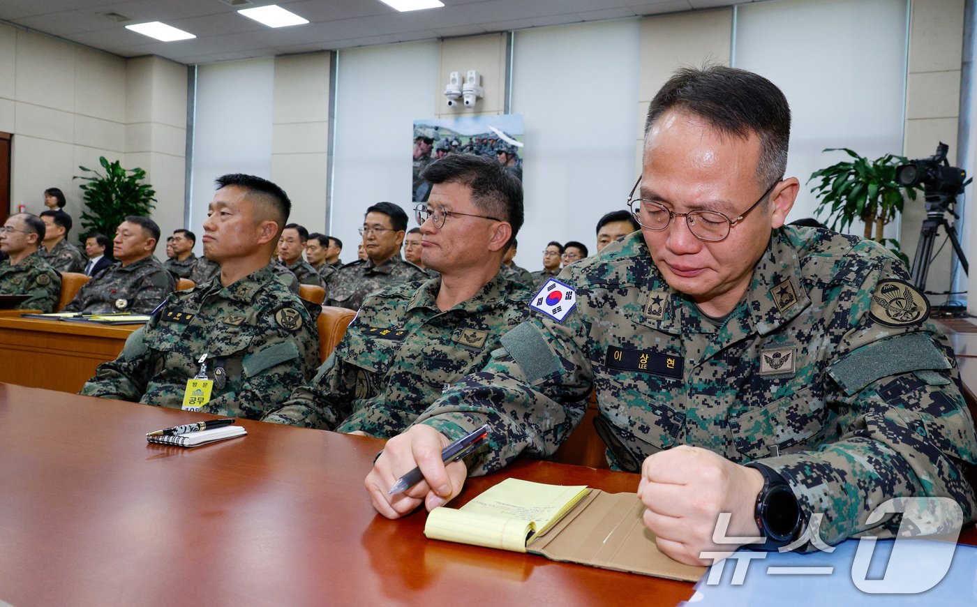본문 이미지 - 비상계엄 당시 국회에 투입된 제1공수특전여단의 이상현 여단장이 10일 오전 서울 여의도 국회 국방위원회에서 열린 계엄 관련 긴급 현안질의에 출석해 눈물을 흘리고 있다. 2024.12.10/뉴스1 ⓒ News1 안은나 기자