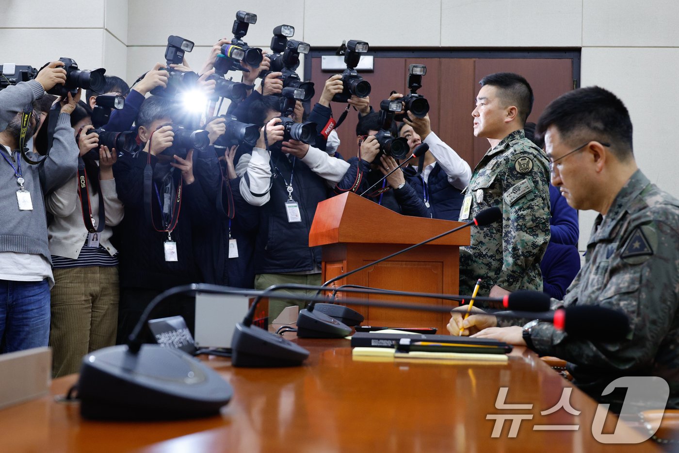 본문 이미지 - 비상계엄 당시 국회에 투입된 육군 특수전사령부 김현태 707특수임무단장이 10일 오전 서울 여의도 국회 국방위원회에서 열린 계엄 관련 긴급 현안질의에 출석해 답변하고 있다. 오른쪽은 계엄사령관을 지낸 박안수 육군참모총장. 2024.12.10/뉴스1 ⓒ News1 안은나 기자