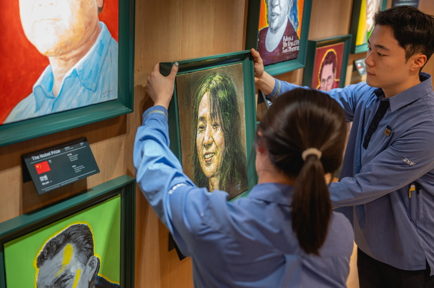 본문 이미지 - 노벨상 수상자 초상화 전시공간(교보문고 제공)