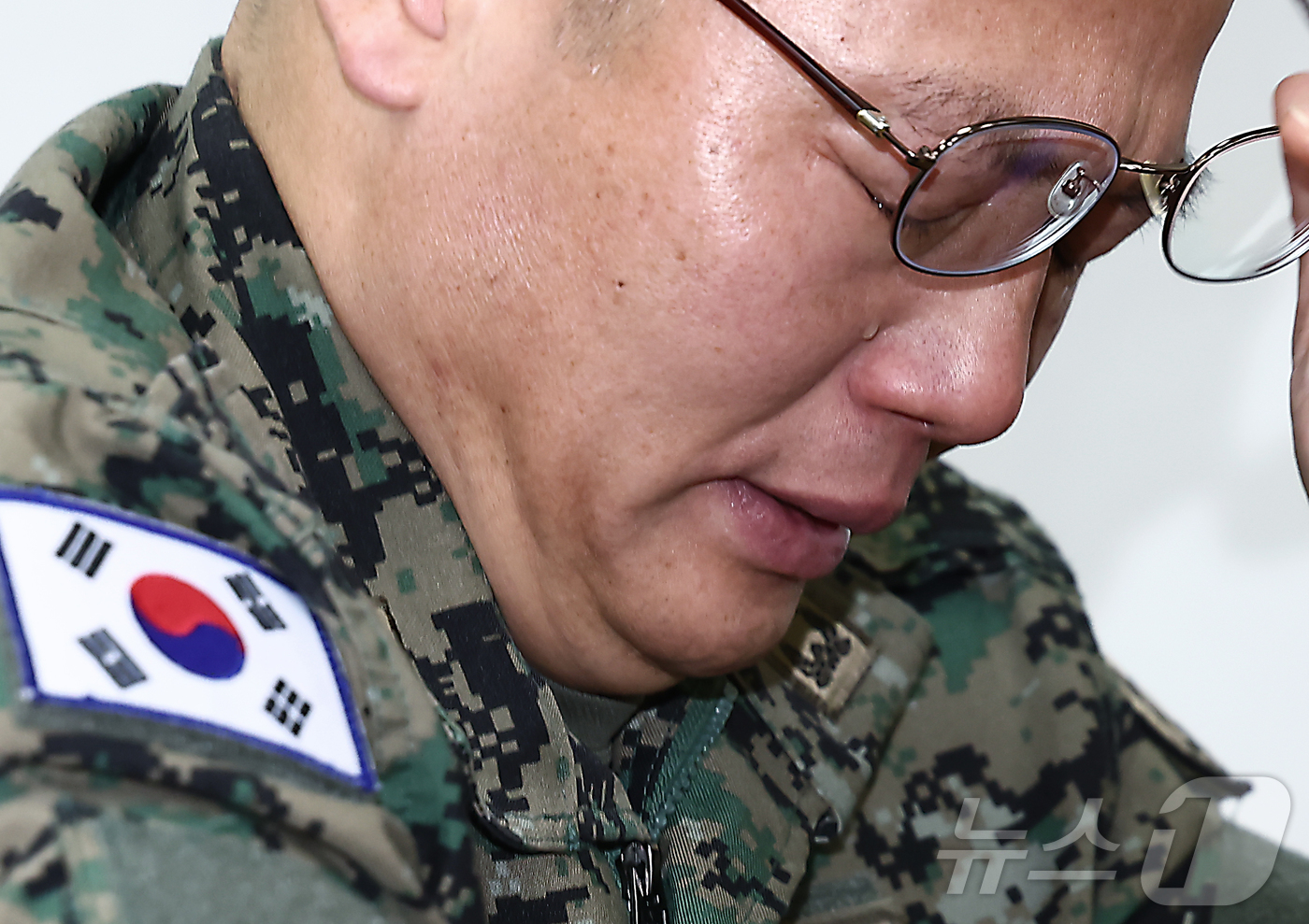 (서울=뉴스1) 김민지 기자 = 이상현 제1공수여단장이 10일 오전 서울 여의도 국회 국방위원회에서 열린 계엄 관련 긴급 현안질의에 출석해 눈물을 흘리고 있다. 2024.12.10 …