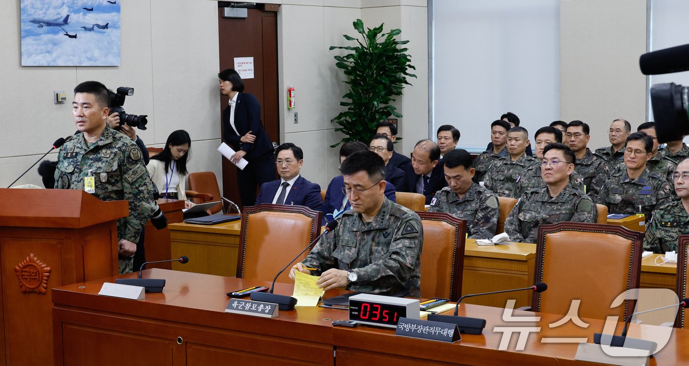 본문 이미지 - 비상계엄 당시 국회에 투입된 육군 특수전사령부 김현태 707특수임무단장이 10일 오전 서울 여의도 국회 국방위원회에서 열린 계엄 관련 긴급 현안질의에 출석해 답변하고 있다. 오른쪽은 계엄사령관을 지낸 박안수 육군참모총장. 2024.12.10/뉴스1 ⓒ News1 안은나 기자