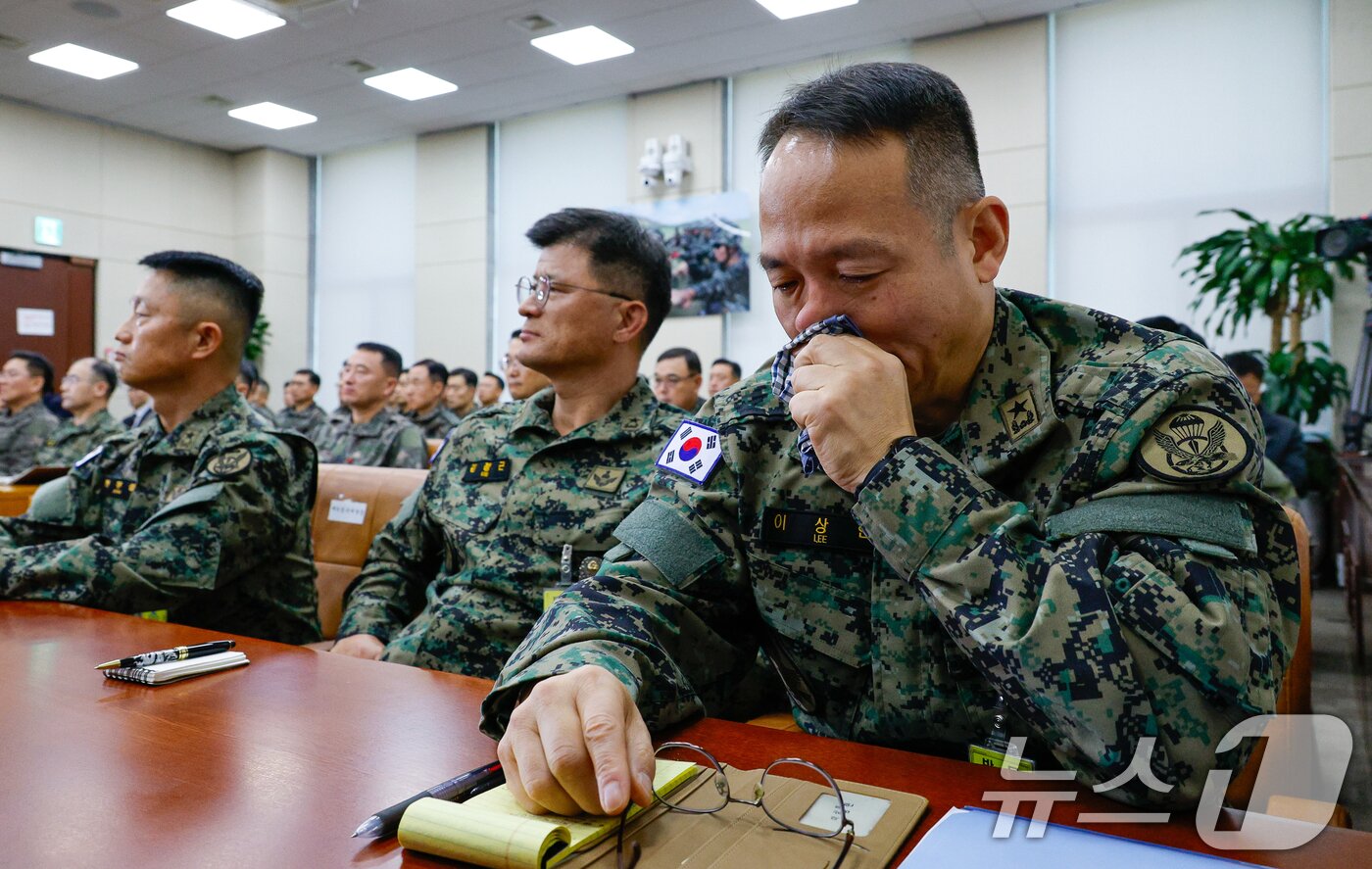 본문 이미지 - 비상계엄 당시 국회에 투입된 제1공수특전여단의 이상현 여단장이 10일 오전 서울 여의도 국회 국방위원회에서 열린 계엄 관련 긴급 현안질의에 출석해 눈물을 흘리고 있다. 2024.12.10/뉴스1 ⓒ News1 안은나 기자