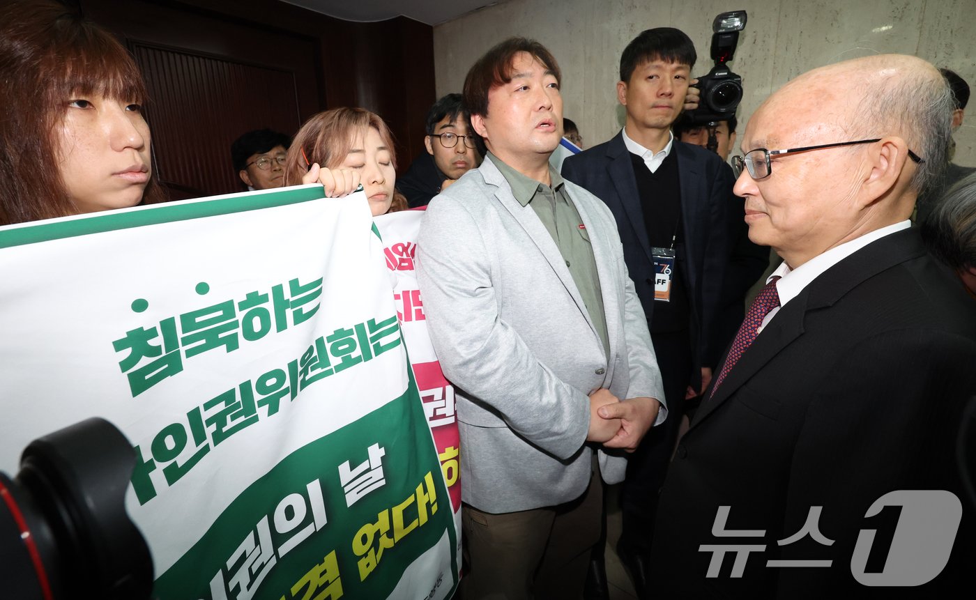 본문 이미지 - 10일 오전 서울 중구 프레스센터에서 열린 세계인권선언 76주년 2024 인권의 날 기념식장 앞에서 &#39;국가인권위원회 바로잡기 공동행동&#39; 활동가들이 비상계엄에 침묵하는 안창호 국가인권위원장에게 입장 표명을 요구하고 있다. 2024.12.10/뉴스1 ⓒ News1 김명섭 기자