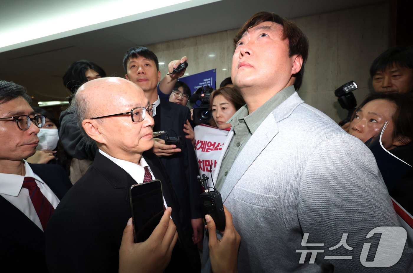 본문 이미지 - 10일 오전 서울 중구 프레스센터에서 열린 세계인권선언 76주년 2024 인권의 날 기념식장 앞에서 &#39;국가인권위원회 바로잡기 공동행동&#39; 활동가들이 비상계엄에 침묵하는 안창호 국가인권위원장에게 입장 표명을 요구하고 있다. 2024.12.10/뉴스1 ⓒ News1 김명섭 기자