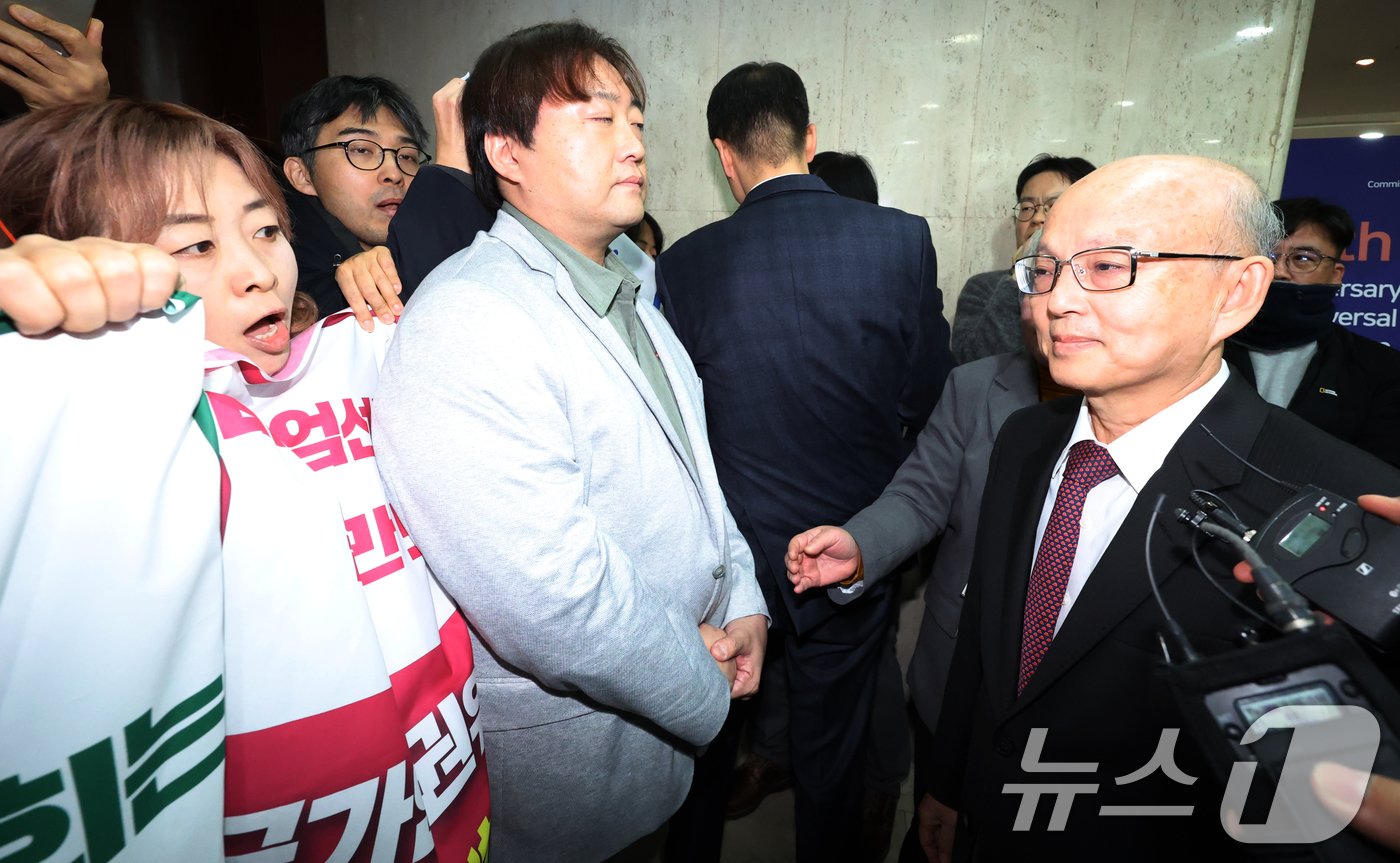 본문 이미지 - 10일 오전 서울 중구 프레스센터에서 열린 세계인권선언 76주년 2024 인권의 날 기념식장 앞에서 &#39;국가인권위원회 바로잡기 공동행동&#39; 활동가들이 비상계엄에 침묵하는 안창호 국가인권위원장에게 입장 표명을 요구하고 있다. 2024.12.10/뉴스1 ⓒ News1 김명섭 기자