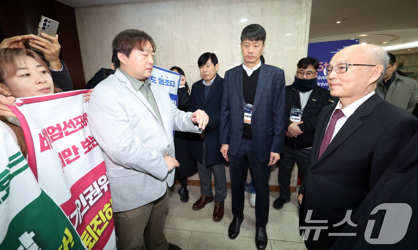 본문 이미지 - 10일 오전 서울 중구 프레스센터에서 열린 세계인권선언 76주년 2024 인권의 날 기념식장 앞에서 &#39;국가인권위원회 바로잡기 공동행동&#39; 활동가들이 비상계엄에 침묵하는 안창호 국가인권위원장에게 입장 표명을 요구하고 있다. 2024.12.10/뉴스1 ⓒ News1 김명섭 기자