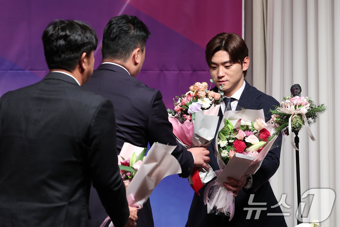 본문 이미지 - KIA 김도영이 10일 오전 서울 강남구 리베라호텔에서 열린 2024 뉴트리디데이 일구상 시상식에서 최고 타자상을 받은 후 이범호 감독과 홍세완 타격코치에게 축하의 꽃다발을 받고 있다. 2024.12.10/뉴스1 ⓒ News1 김성진 기자