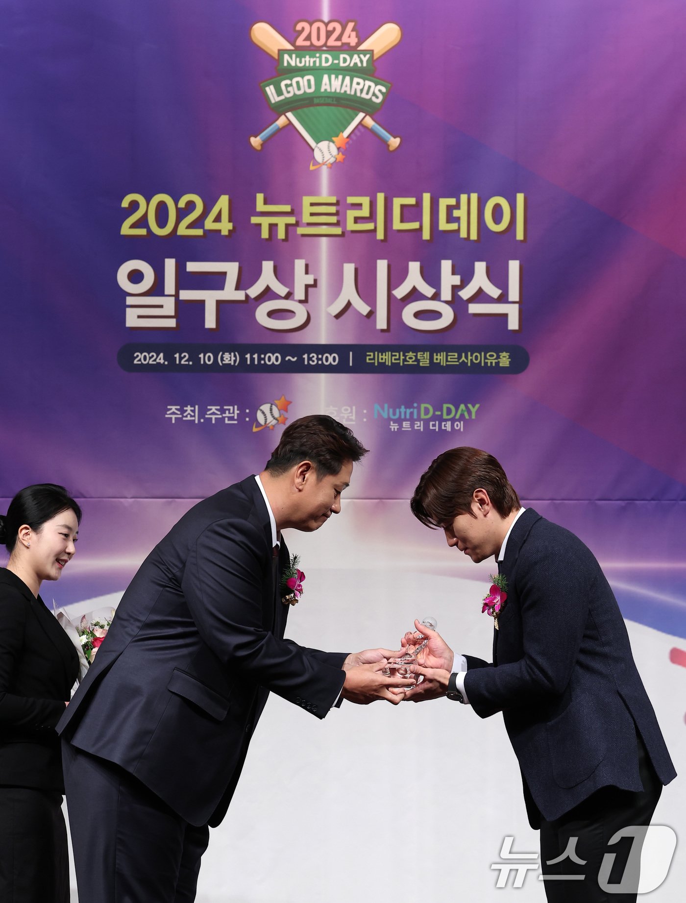 본문 이미지 - KIA 김도영이 10일 오전 서울 강남구 리베라호텔에서 열린 2024 뉴트리디데이 일구상 시상식에서 최고 타자상을 수상하고 있다. 2024.12.10/뉴스1 ⓒ News1 김성진 기자