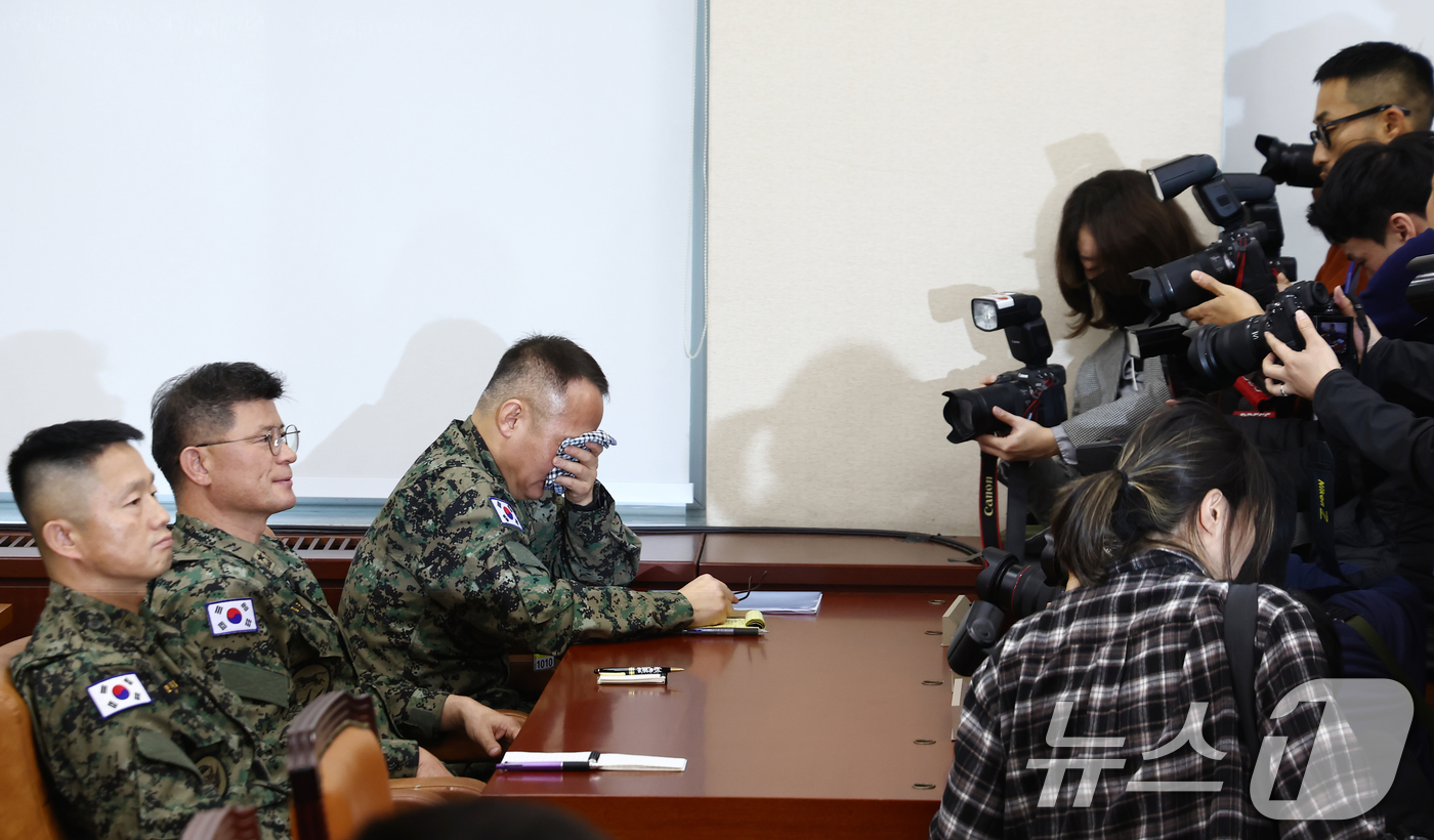 (서울=뉴스1) 김민지 기자 = 이상현 제1공수여단장이 10일 오전 서울 여의도 국회 국방위원회에서 열린 계엄 관련 긴급 현안질의에 출석해 눈물을 흘리고 있다. 2024.12.10 …