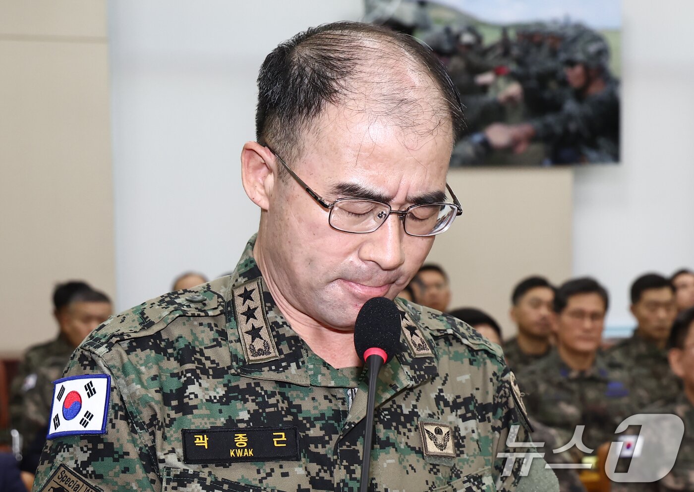 본문 이미지 - 곽종근 특수전사령관이 10일 오전 서울 여의도 국회 국방위원회에서 열린 계엄 관련 긴급 현안질의에서 위원 질의에 답변하던 도중 고개를 떨구고 있다. 2024.12.10/뉴스1 ⓒ News1 김민지 기자